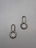 Zipper slider with decorative rings, perfect for adding flair to your outfits. Tirador del cierre 
