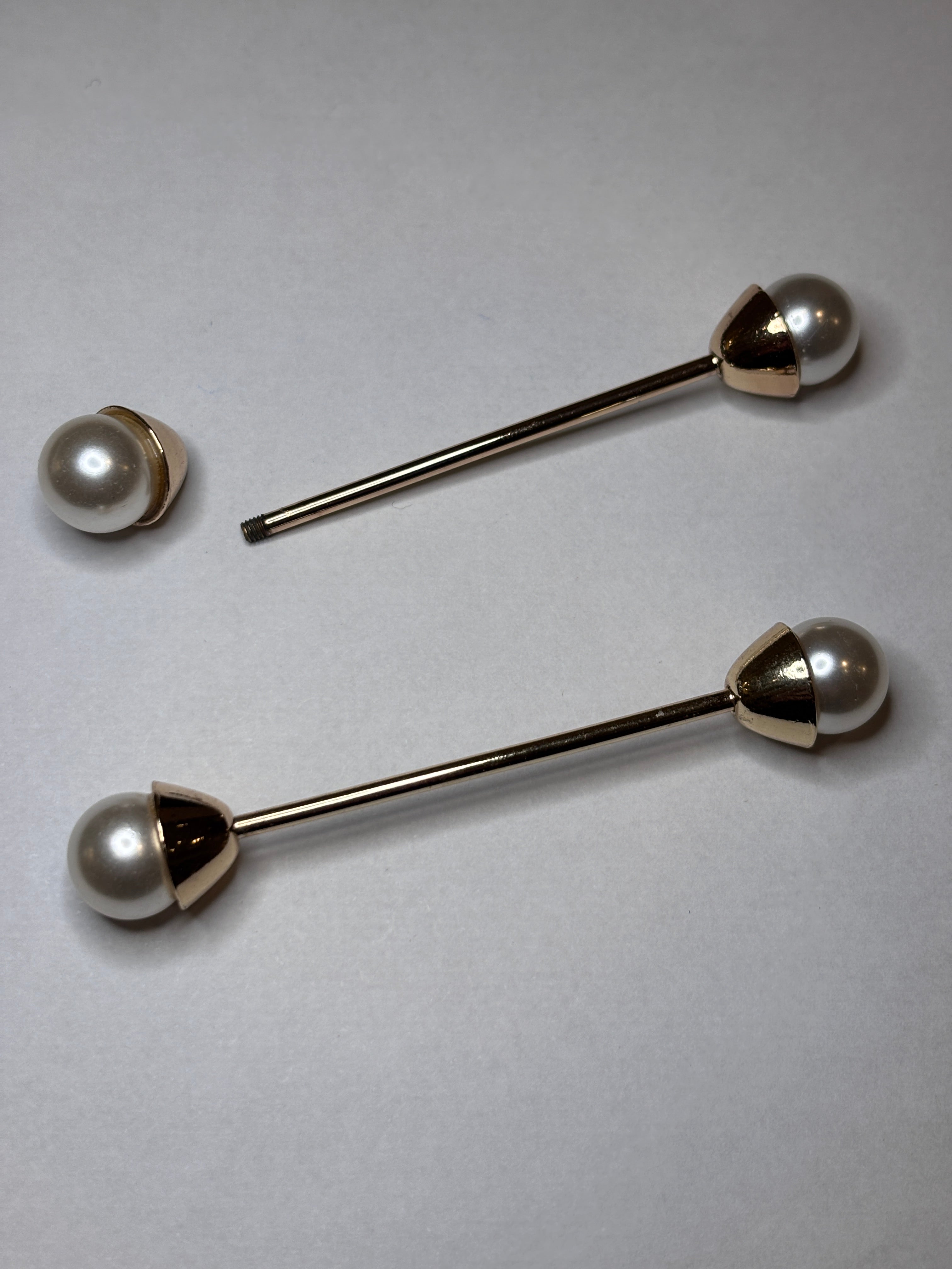 Brooch C 1382 GOLD featuring a design with gold and pearl elements. Broche