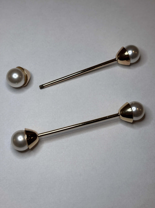 Brooch C 1382 GOLD featuring a design with gold and pearl elements. Broche
