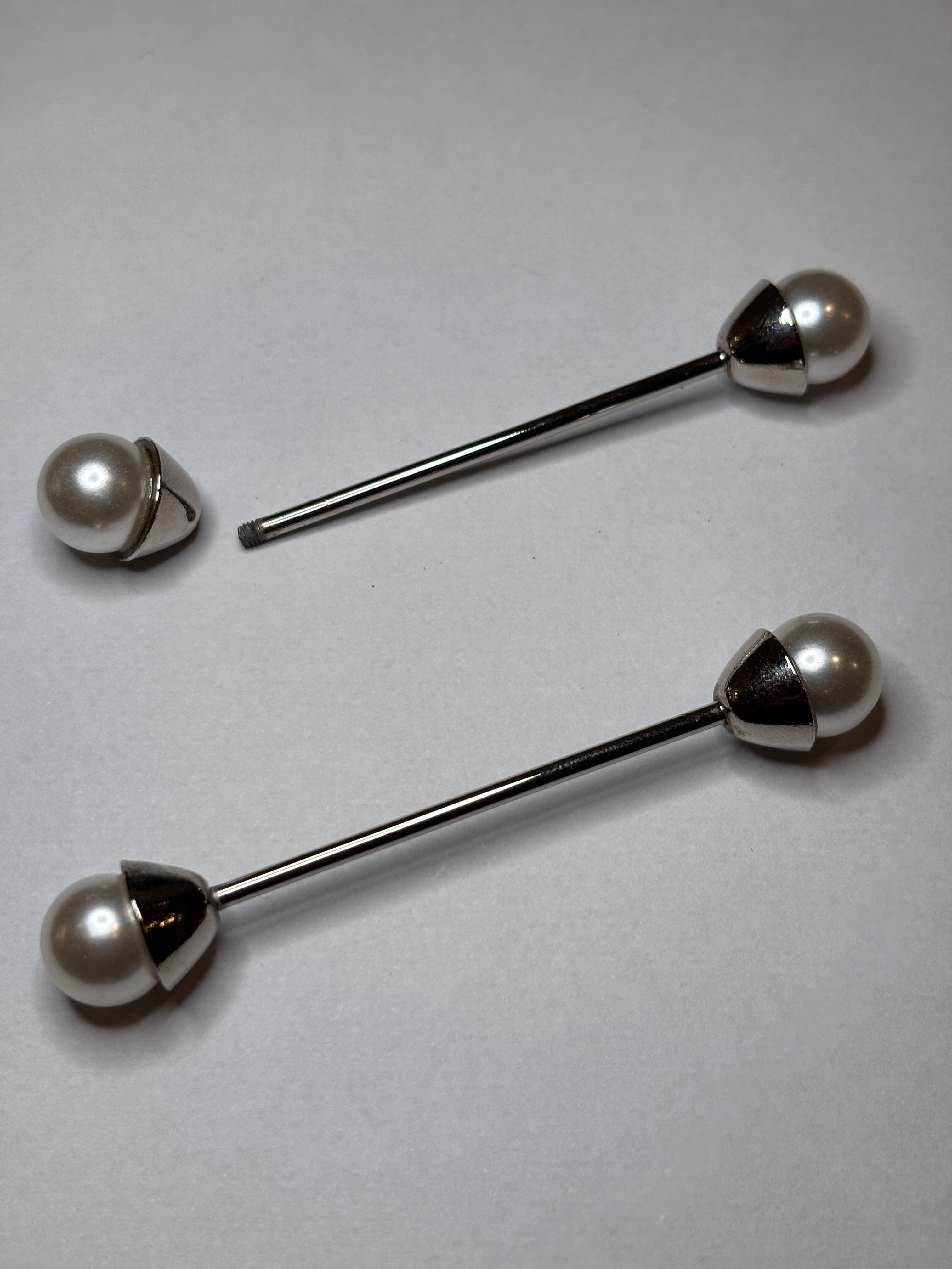 Brooch C1382 C:01 featuring elegant pearl design with silver accents, perfect accessory for any outfit. broche