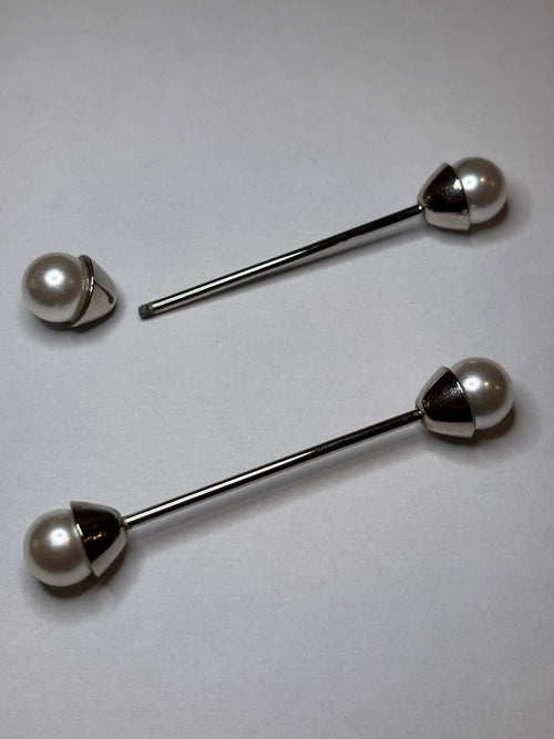 Brooch C1382 C:01 featuring elegant pearl design with silver accents, perfect accessory for any outfit. broche