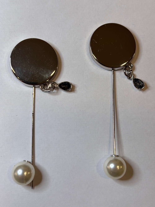 Brooch R3573 C:1 featuring a sleek design with pearl accents and sparkling details. Broche