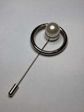 Brooch R3776 featuring a circular design with a pearl accent on a silver pin for elegant accessories. broche