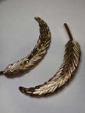 Brooch R3920 featuring elegant gold feather design, perfect for adding a touch of glamour to any outfit. broche