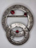 Belt buckle M 1017 featuring a unique design with red and clear gemstones. hebilla de cinturon