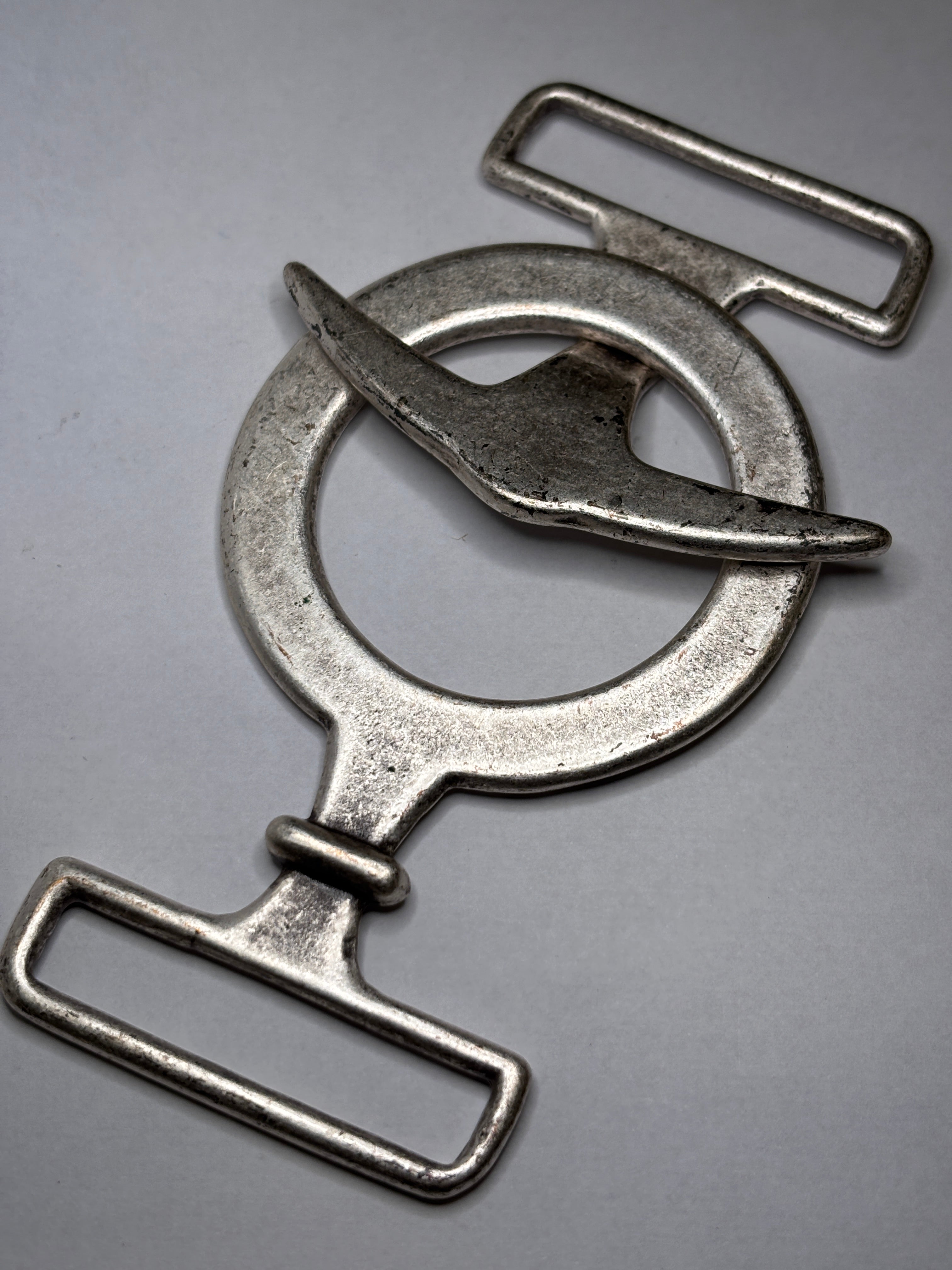 Belt buckle M 1021, showcasing a unique design and metallic finish for stylish accessories. hebilla de cinturon