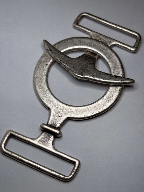 Belt buckle M 1021, showcasing a unique design and metallic finish for stylish accessories. hebilla de cinturon