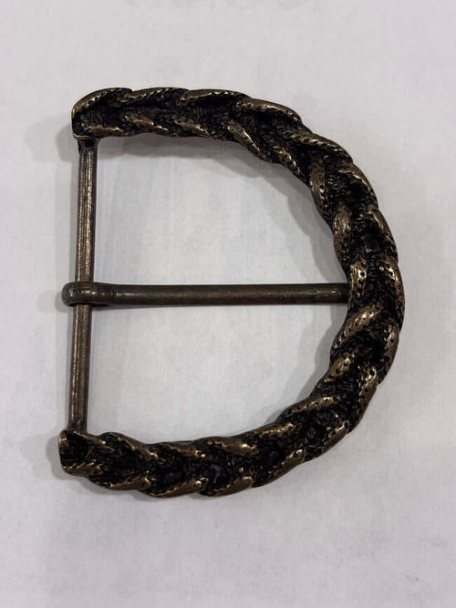 Belt buckle M 1019 showcasing a braided design and antique finish. hebilla de cinturon