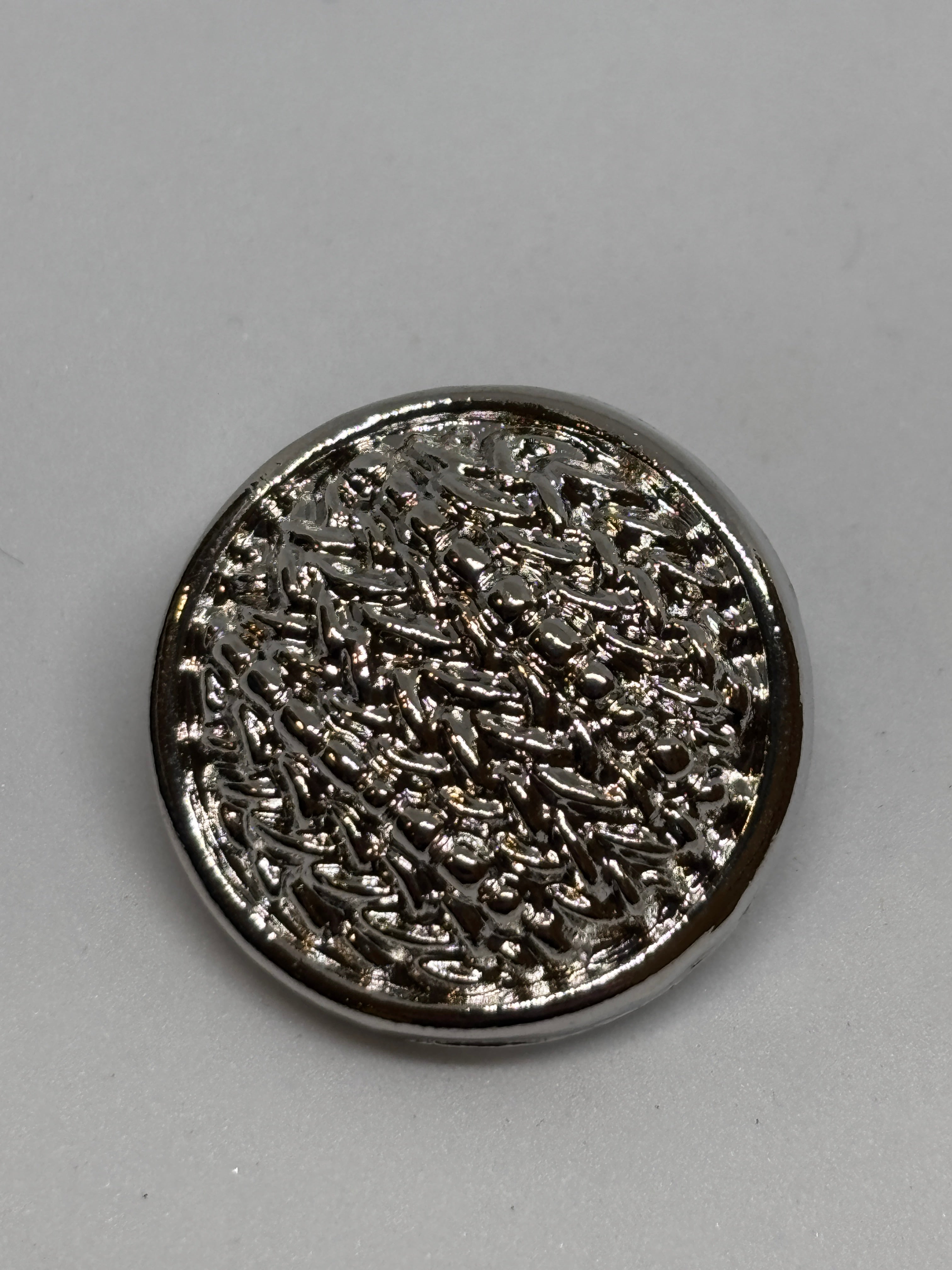 Metal button V124 23mm 36" shank button design, perfect for clothing and accessories. boton