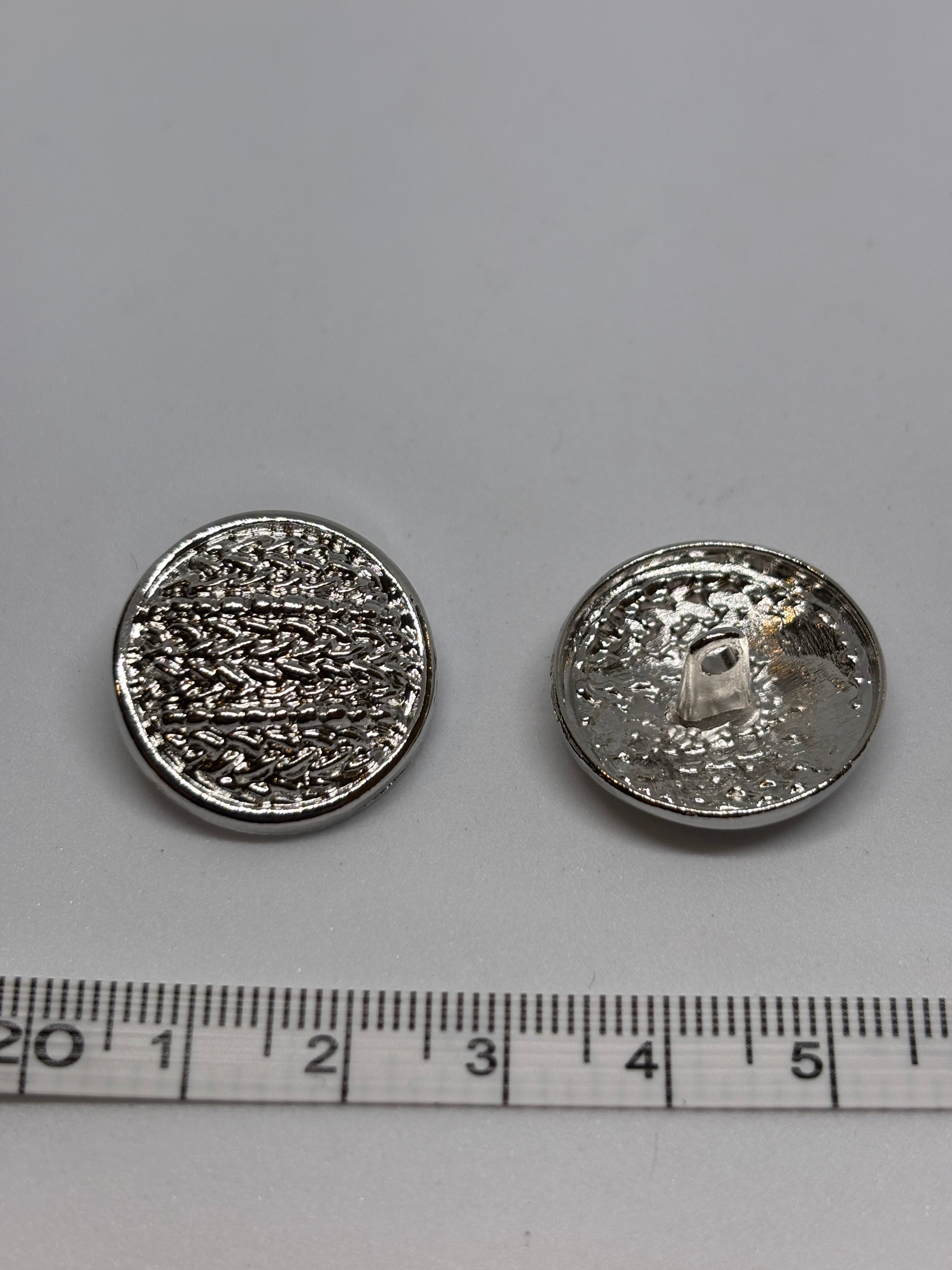 Metal button V124 23mm 36" shank button design, perfect for clothing and accessories. boton