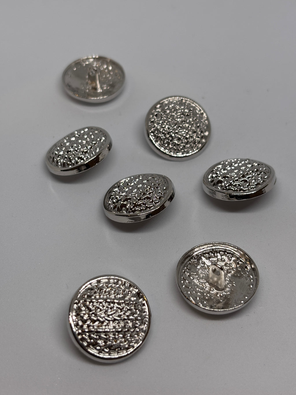 Metal button V124 23mm 36" shank button design, perfect for clothing and accessories. boton