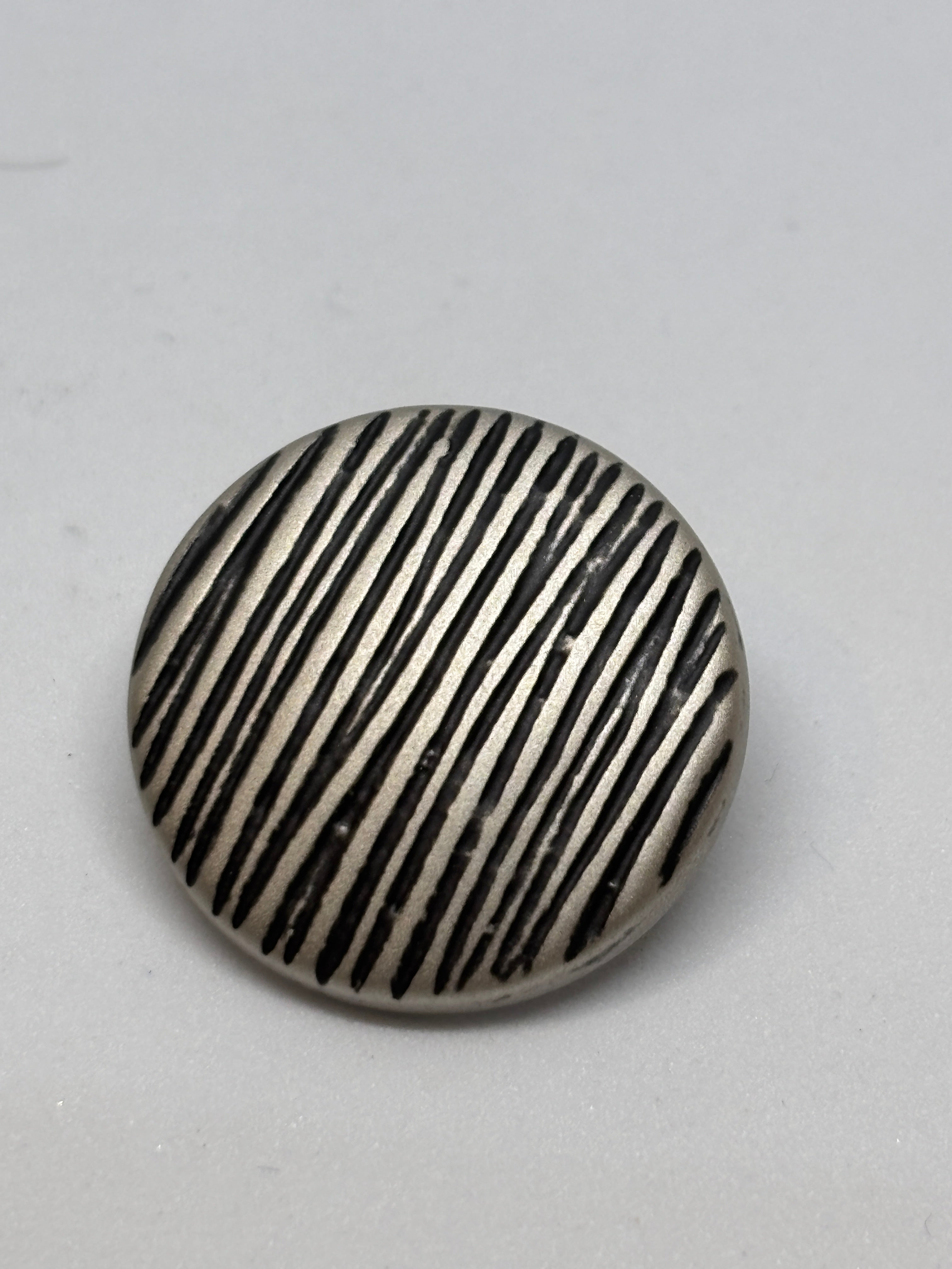 Button B7831 - 18mm (28"), 25mm (40") polyester shank button shown from both sides. boton