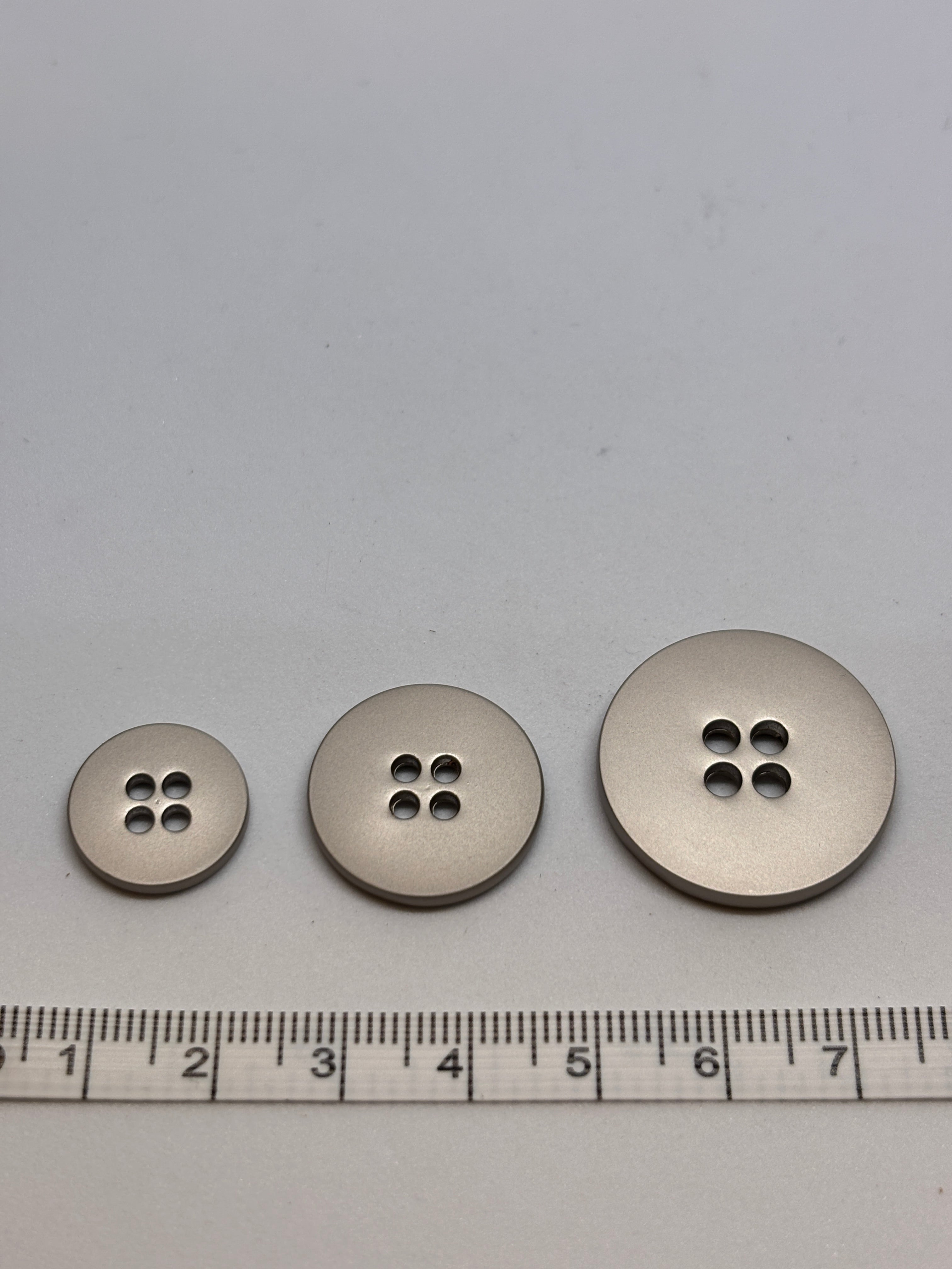 Button B2800 - 15mm (24"), 20mm (32"), 25mm (40") - 4 holes boton