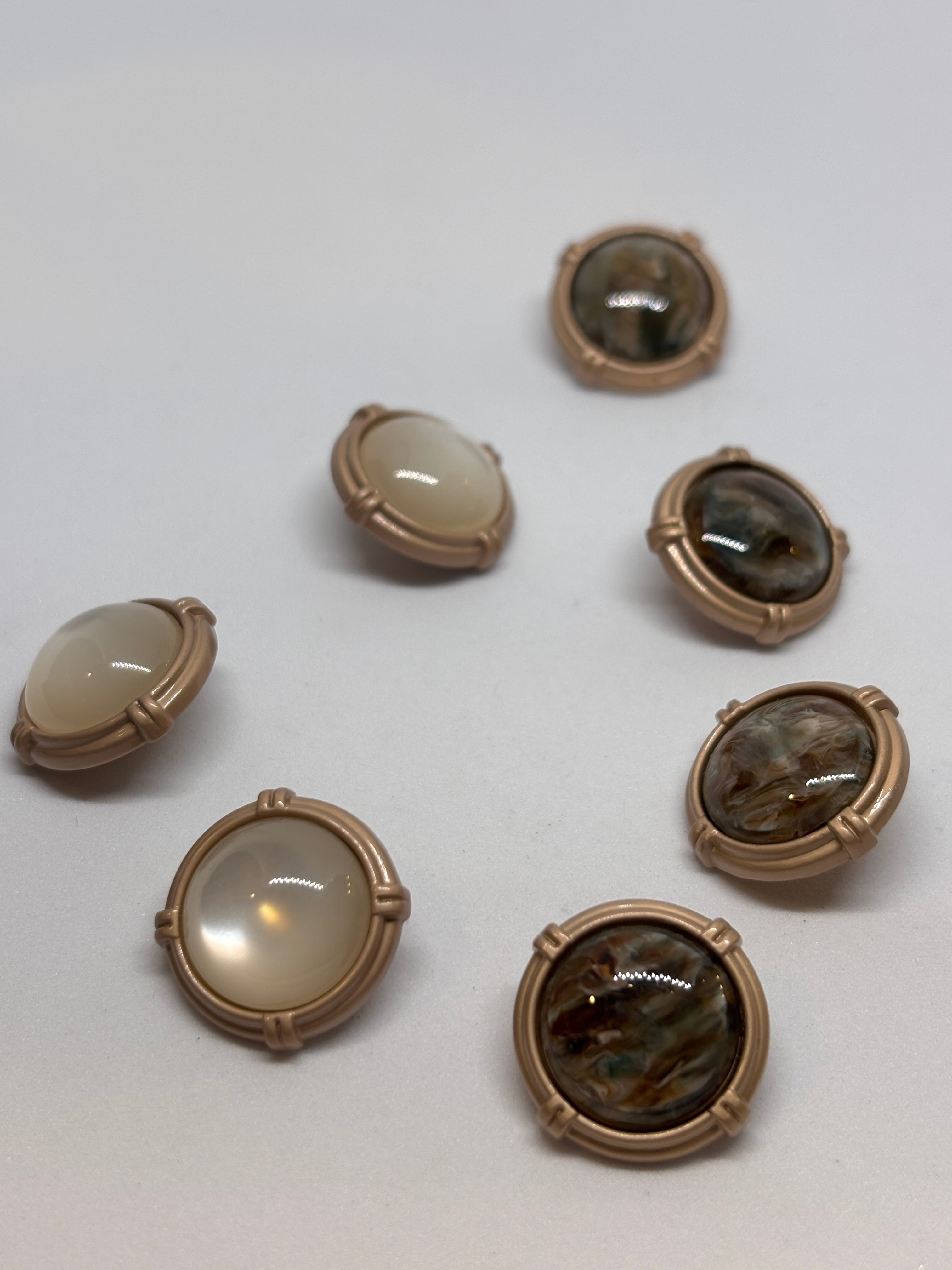 Button B8002 - 18mm (28") - Shank button boton Gold white