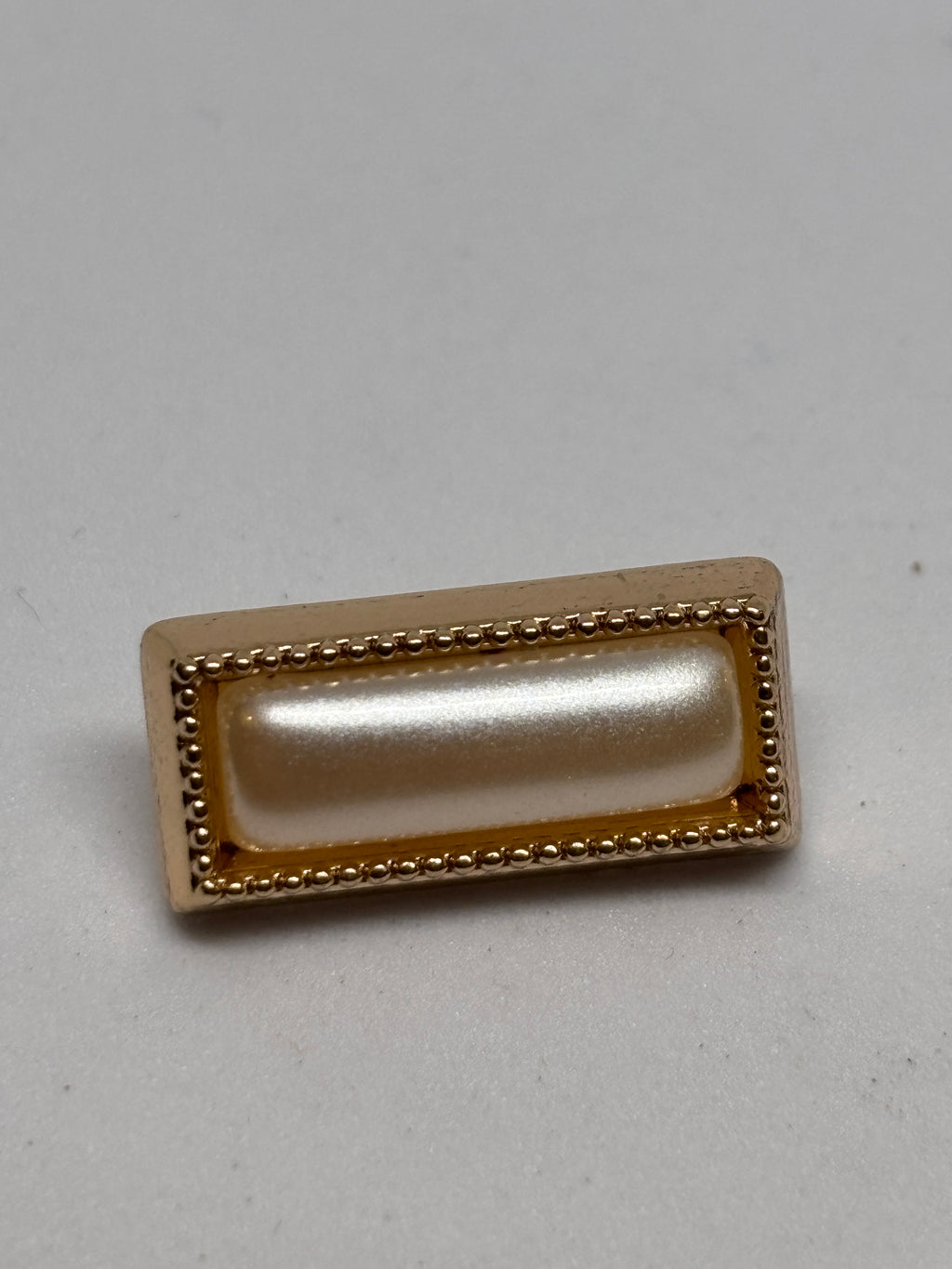 Button B7899 - 23mm (36") metal shank button in gold and pearl, perfect for crafts and clothing. boton