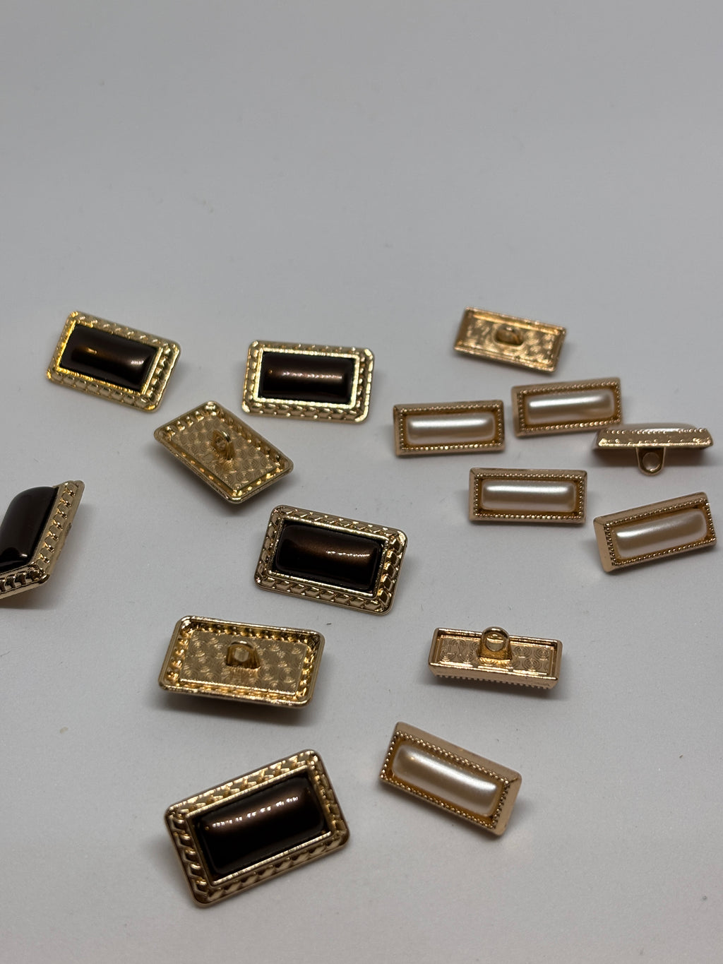 Button B7899 - 23mm (36") metal shank button in gold and brown color, perfect for crafts and clothing. boton