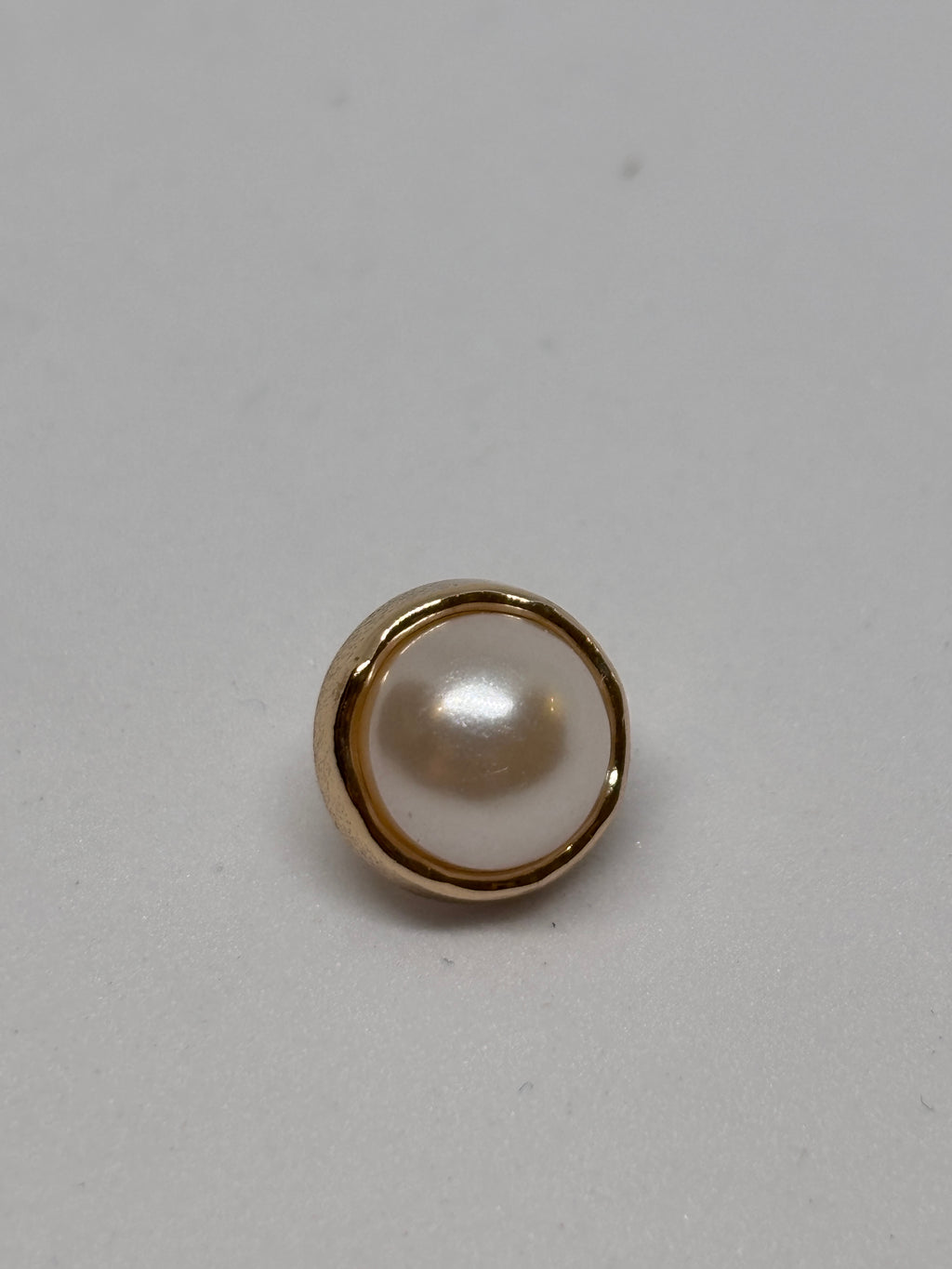 Metal pearl button collection featuring five 10mm shank buttons for sewing projects. boton