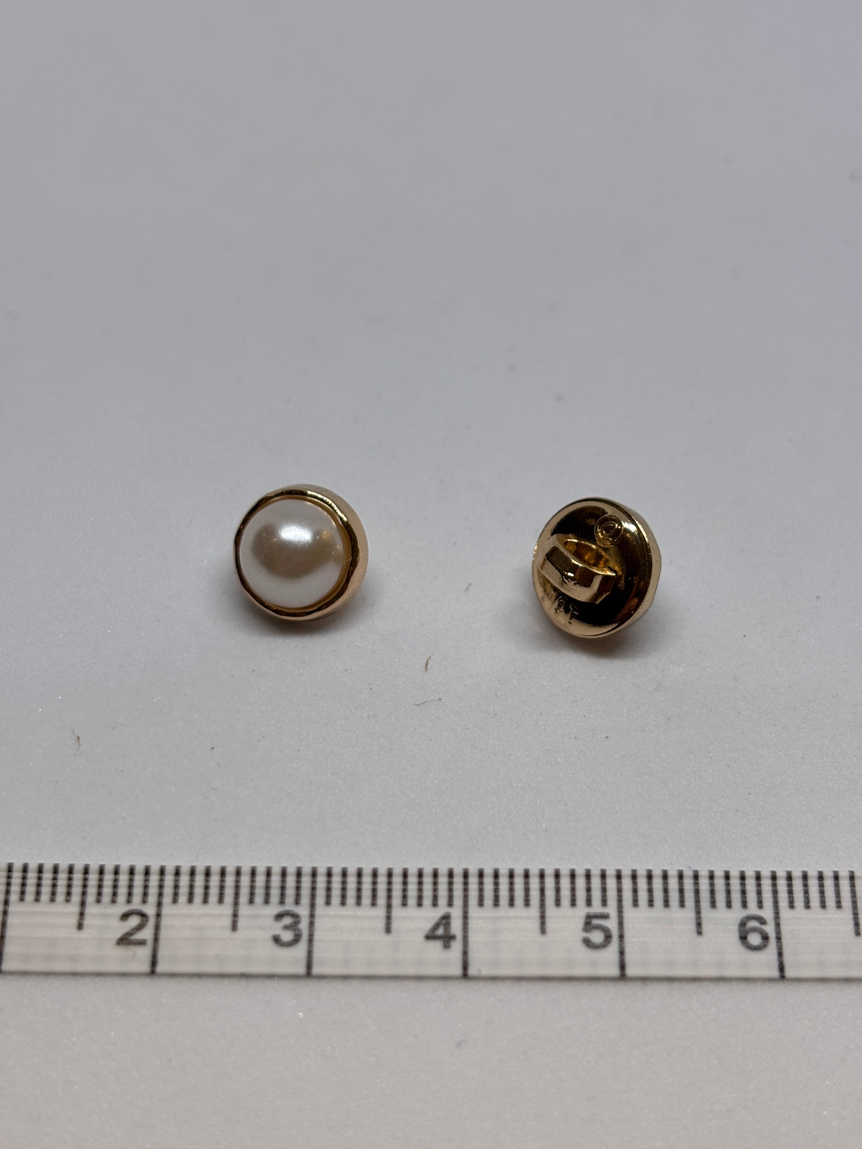 Metal pearl button collection featuring five 10mm shank buttons for sewing projects. boton