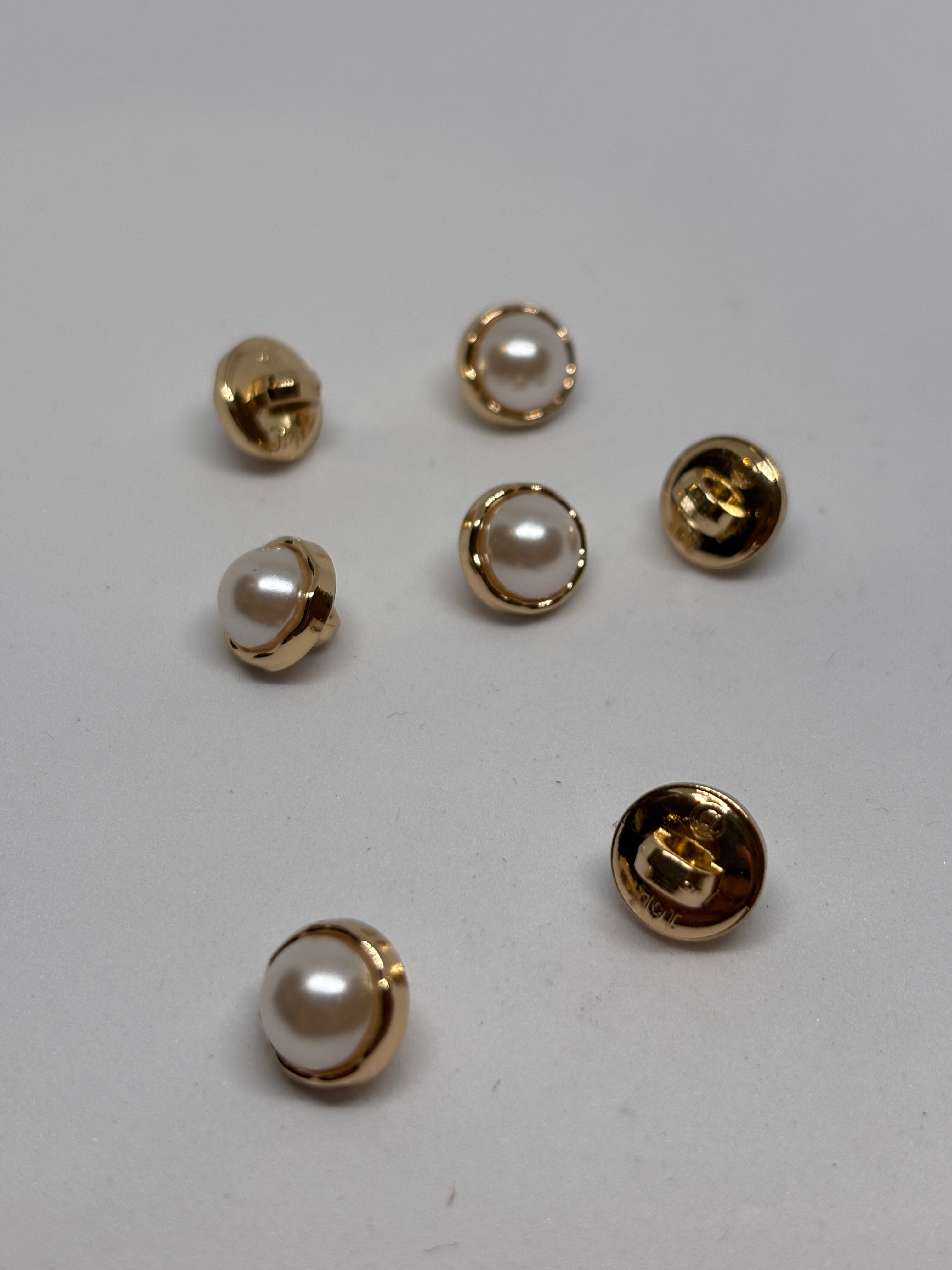 Metal pearl button collection featuring five 10mm shank buttons for sewing projects. boton