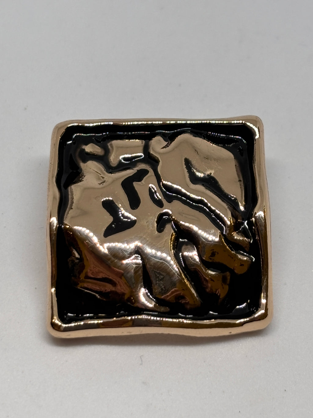 Shiny metal buttons in a square shape, showcasing a 32mm (50") shank button design. boton