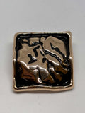 Shiny metal buttons in a square shape, showcasing a 32mm (50") shank button design. botón