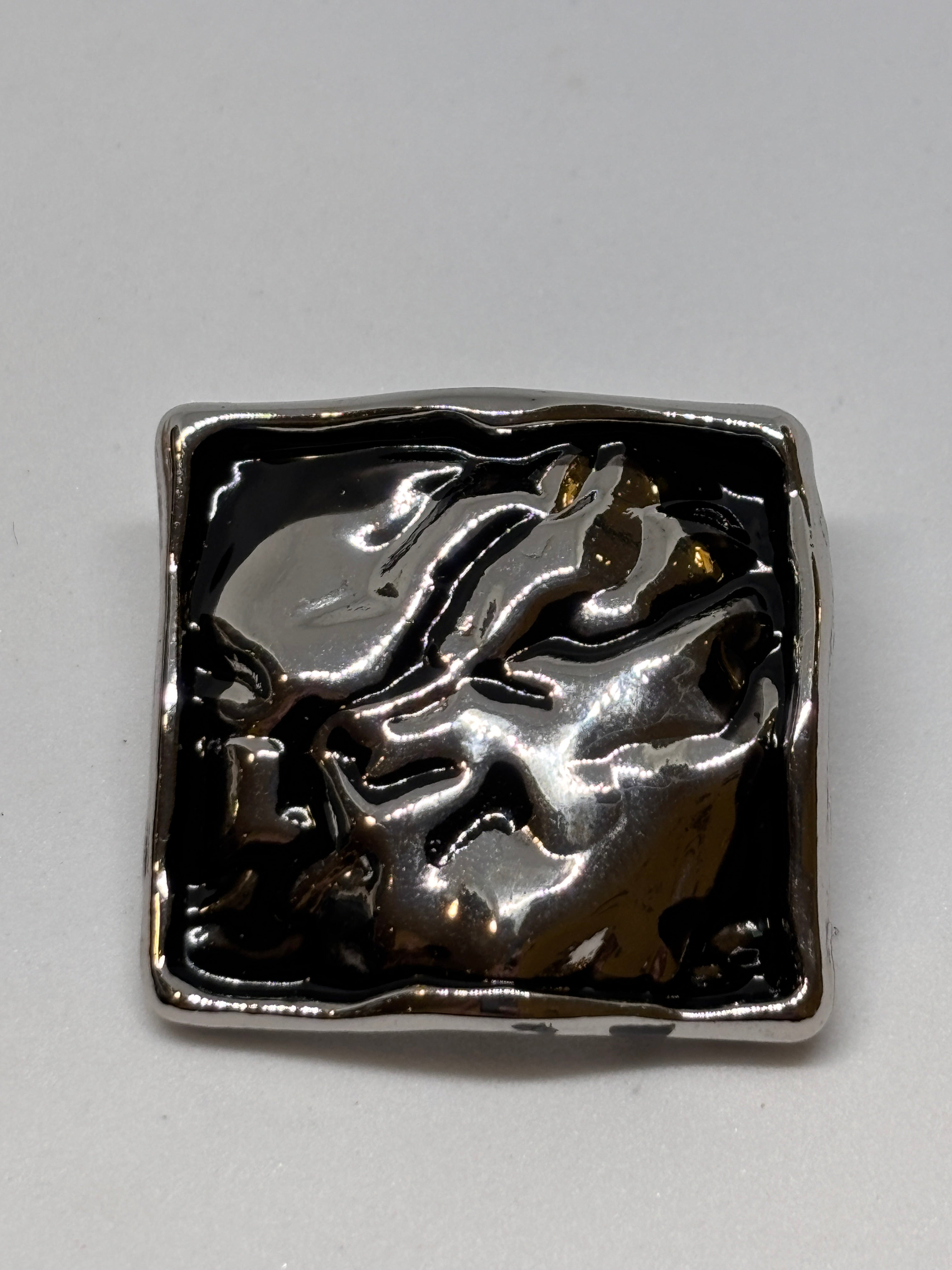 Shiny metal buttons in a square shape, showcasing a 32mm (50") shank button design. boton