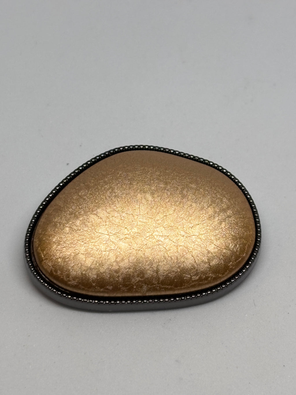 Button F895 - 44mm (70") - Shank button featuring three metallic gold designs boton