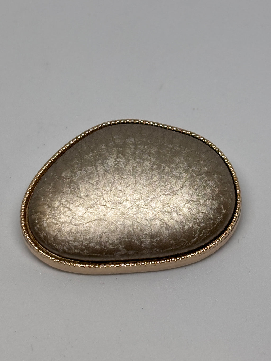 Button F895 - 44mm (70") - Shank button featuring three metallic gold designs boton