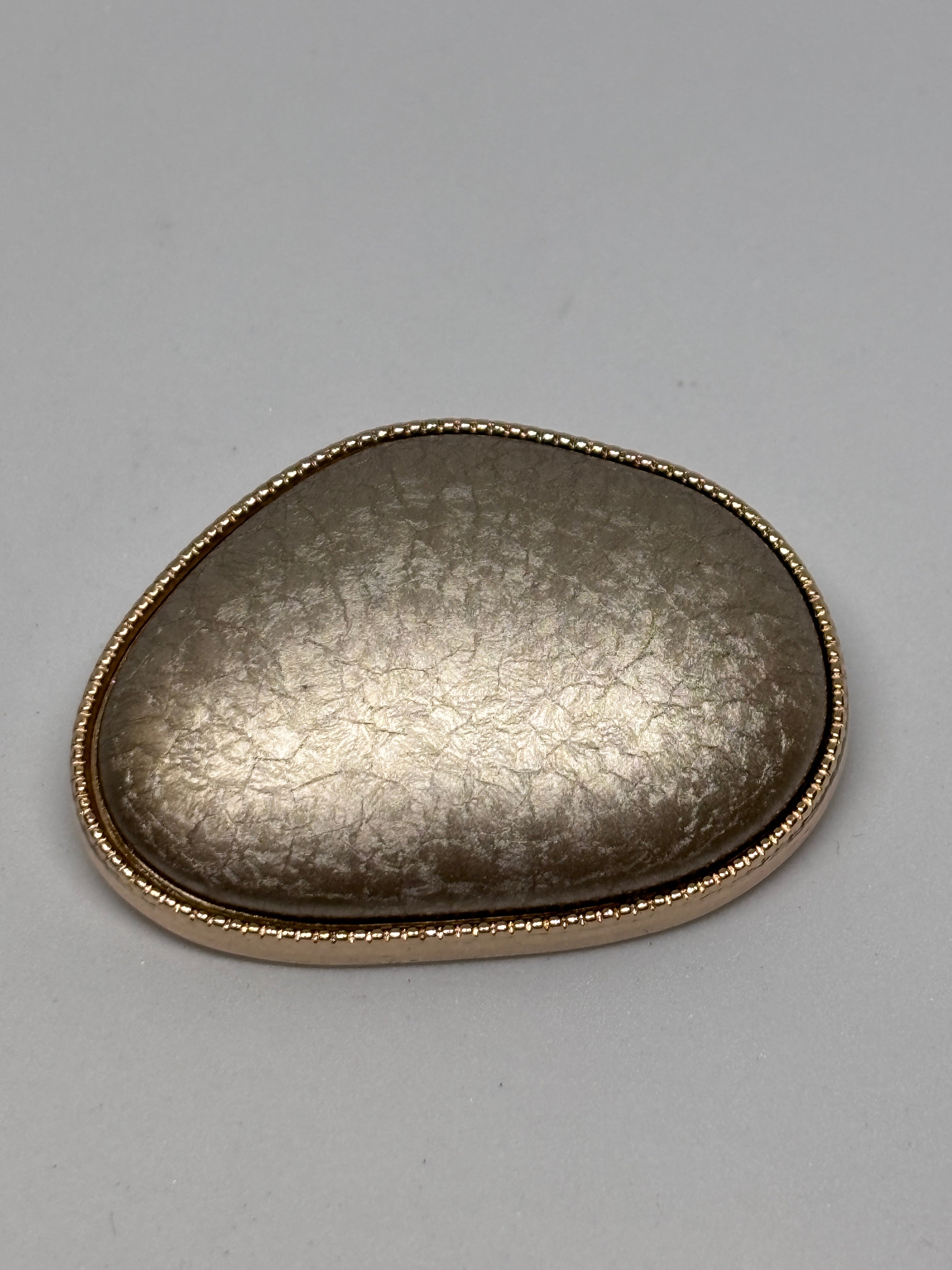 Button F895 - 44mm (70") - Shank button featuring three metallic gold designs boton