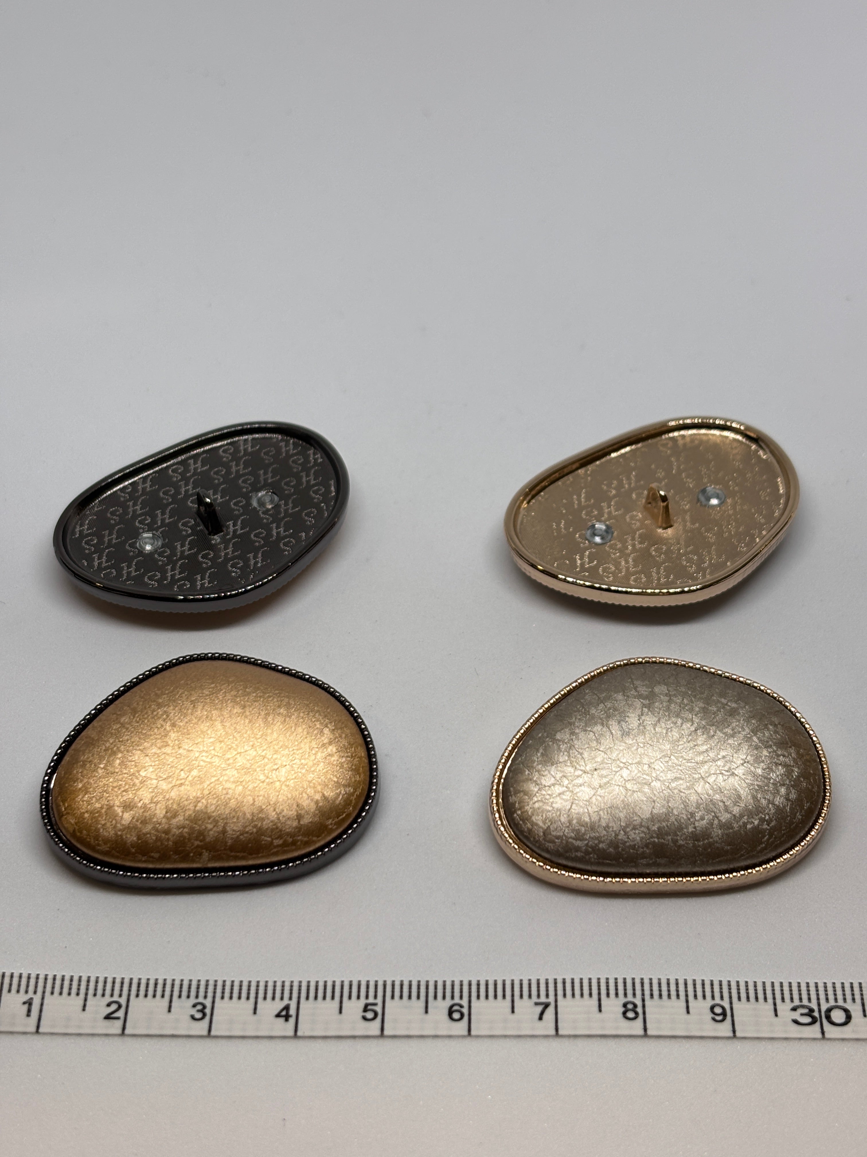 Button F895 - 44mm (70") - Shank button featuring three metallic gold designs boton