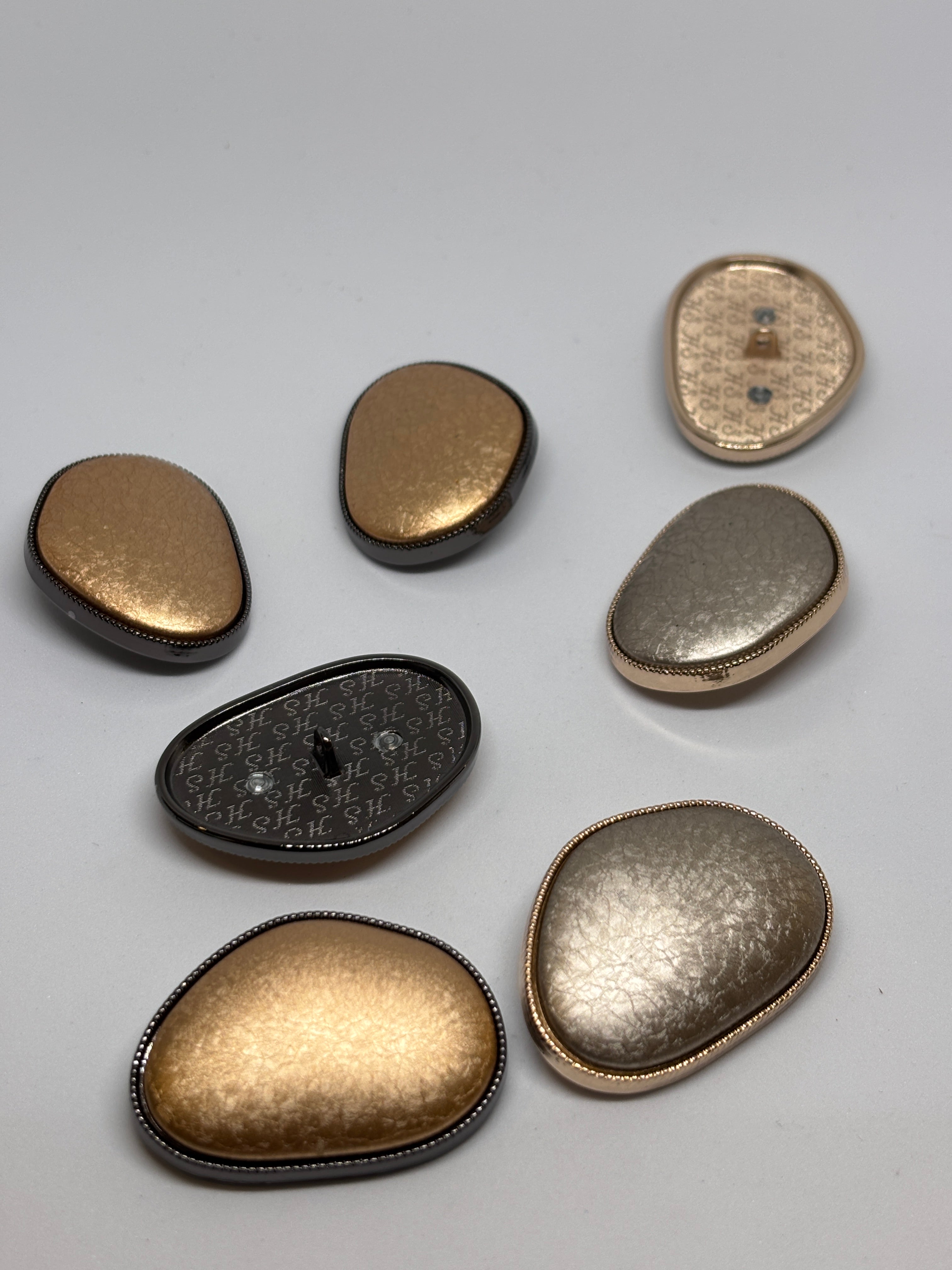 Button F895 - 44mm (70") - Shank button featuring three metallic gold designs boton