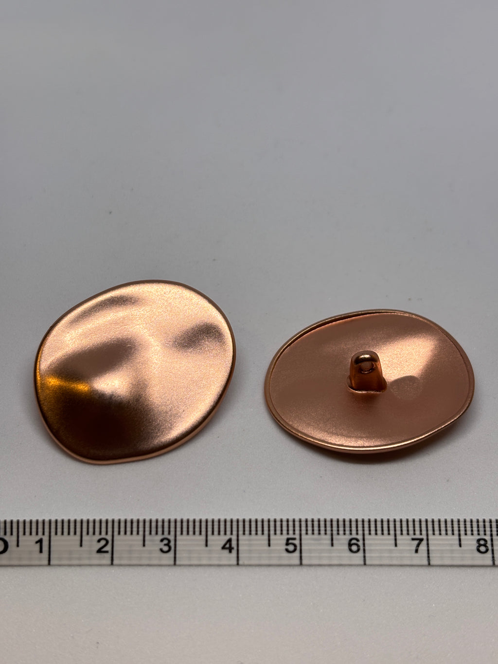 Button PMC6366 - 34mm (54") - Shank button made of metal with a shiny copper finish. Boton