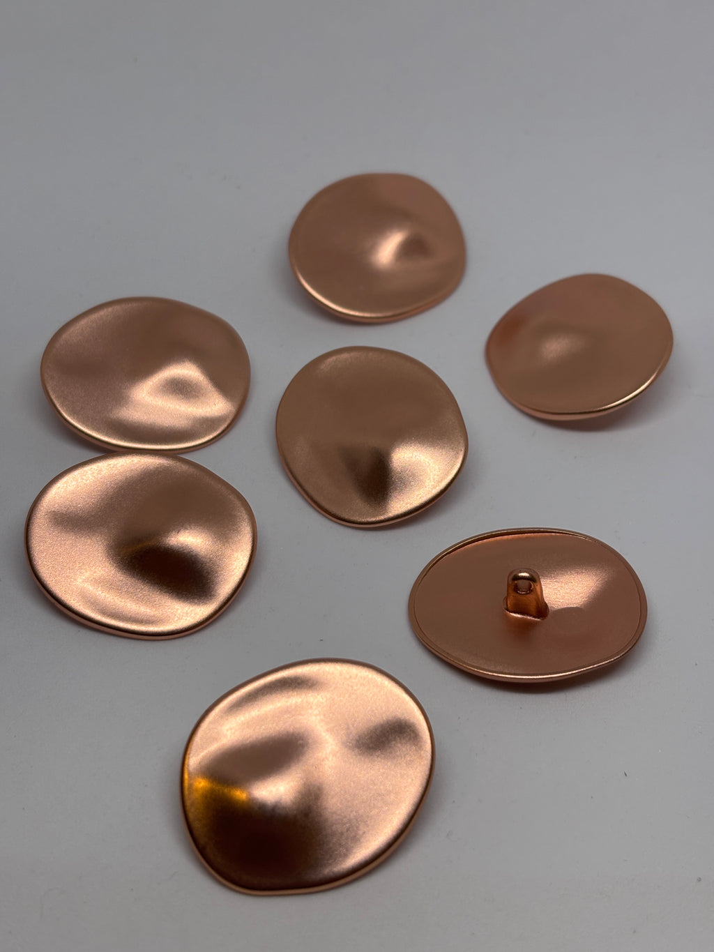 Button PMC6366 - 34mm (54") - Shank button made of metal with a shiny copper finish. Boton