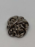 Button V200 antique gold metal shank button 23mm with a vintage design and textured details. botón