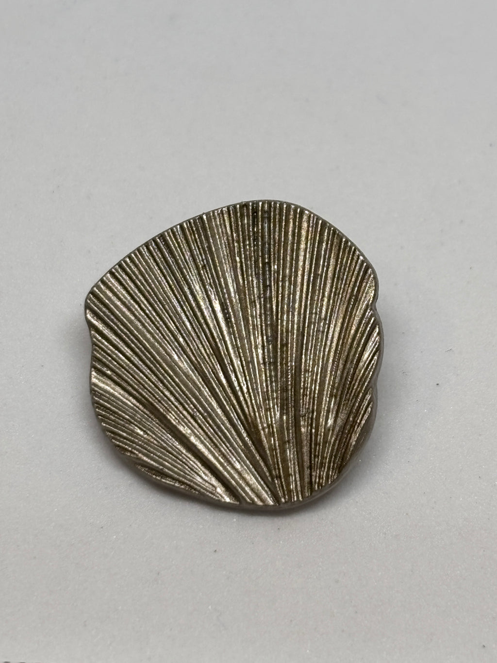 Metal button V093 with detailed shell design, 23mm, Shank button, button for sewing and craft projects. boton