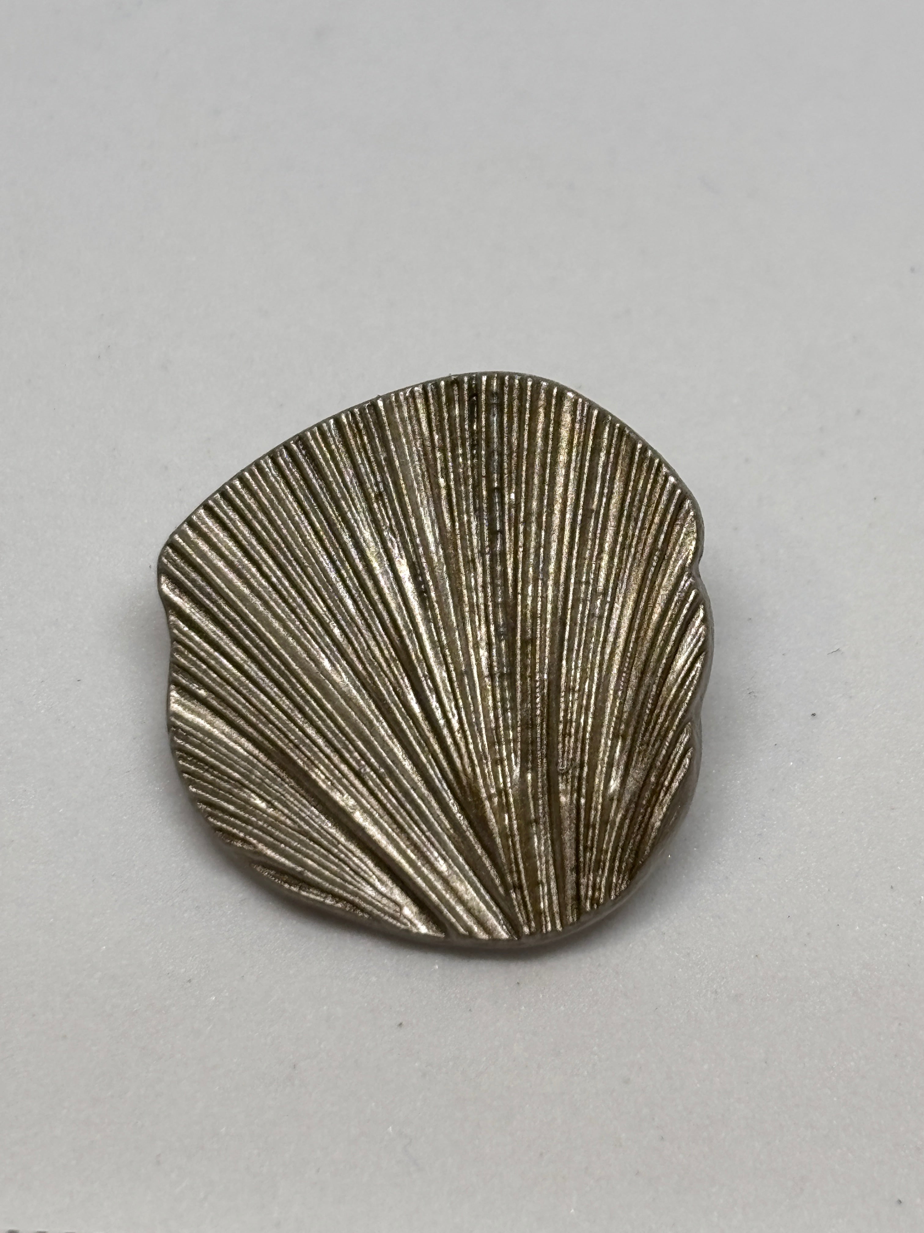 Metal button V093 with detailed shell design, 23mm, Shank button, button for sewing and craft projects. boton