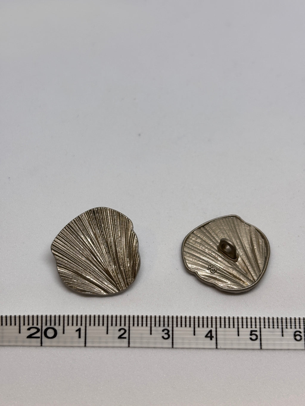 Metal button V093 with detailed shell design, 23mm, Shank button, button for sewing and craft projects. boton