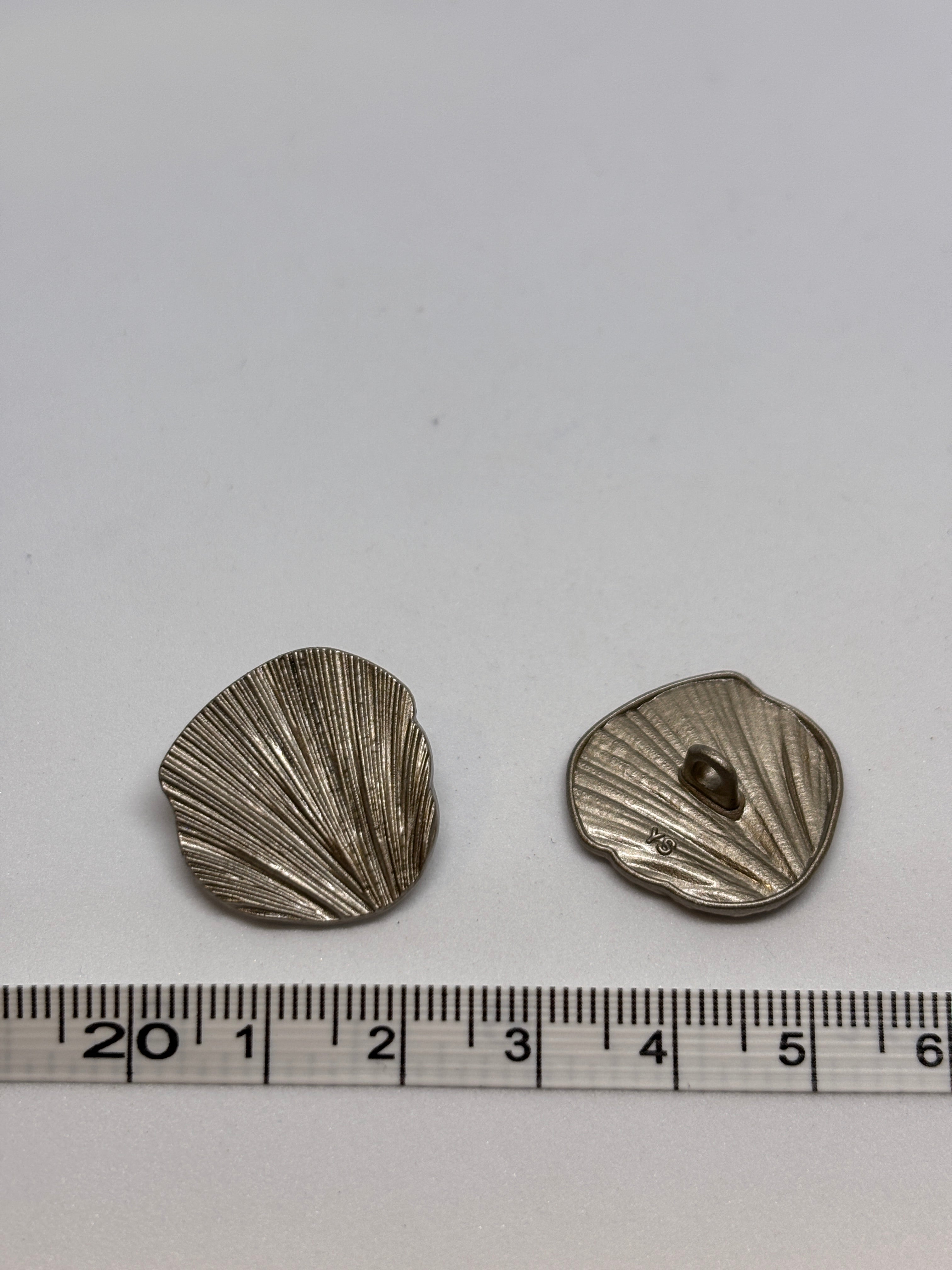 Metal button V093 with detailed shell design, 23mm, Shank button, button for sewing and craft projects. boton
