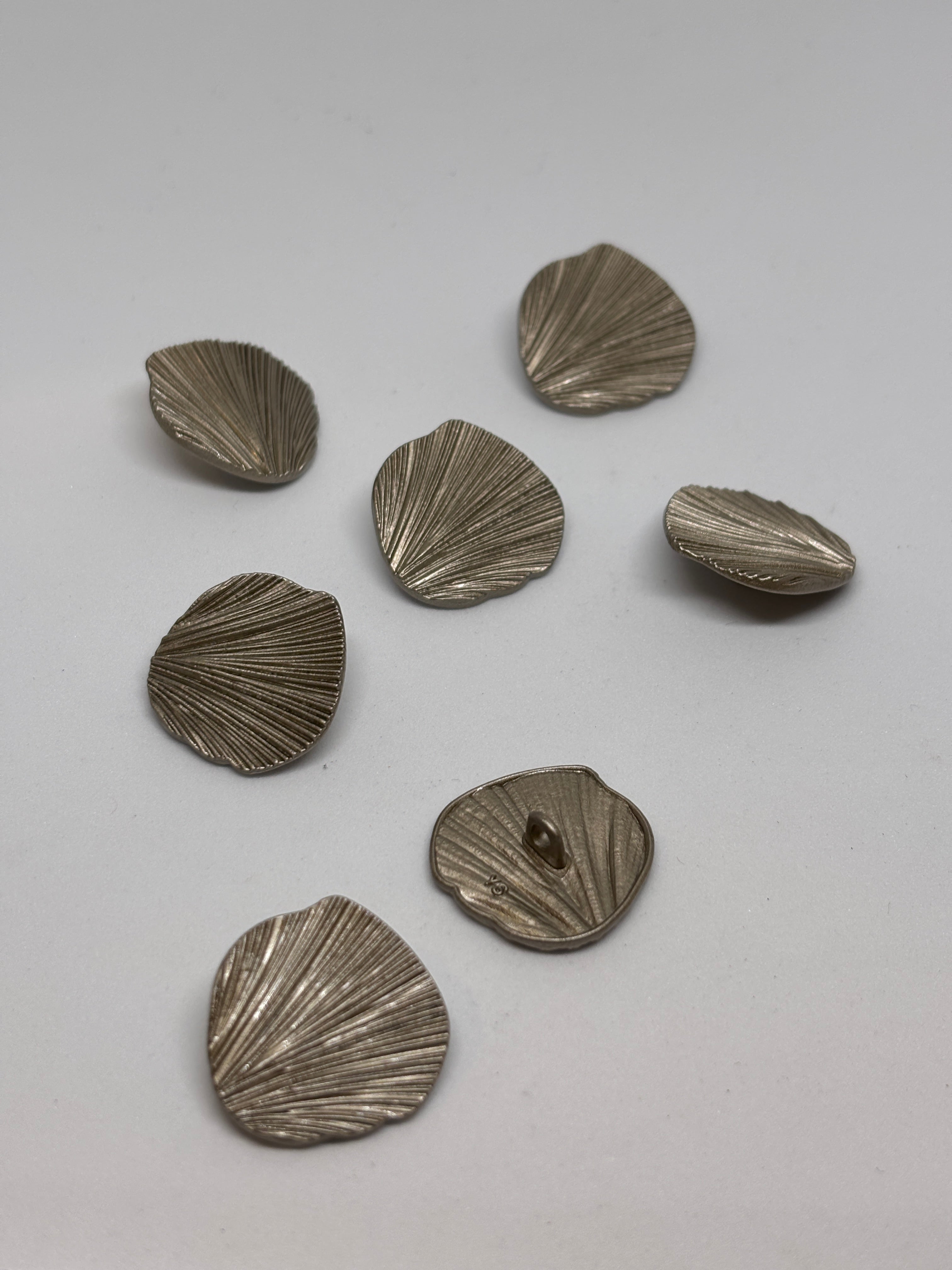 Metal button V093 with detailed shell design, 23mm, Shank button, button for sewing and craft projects. boton