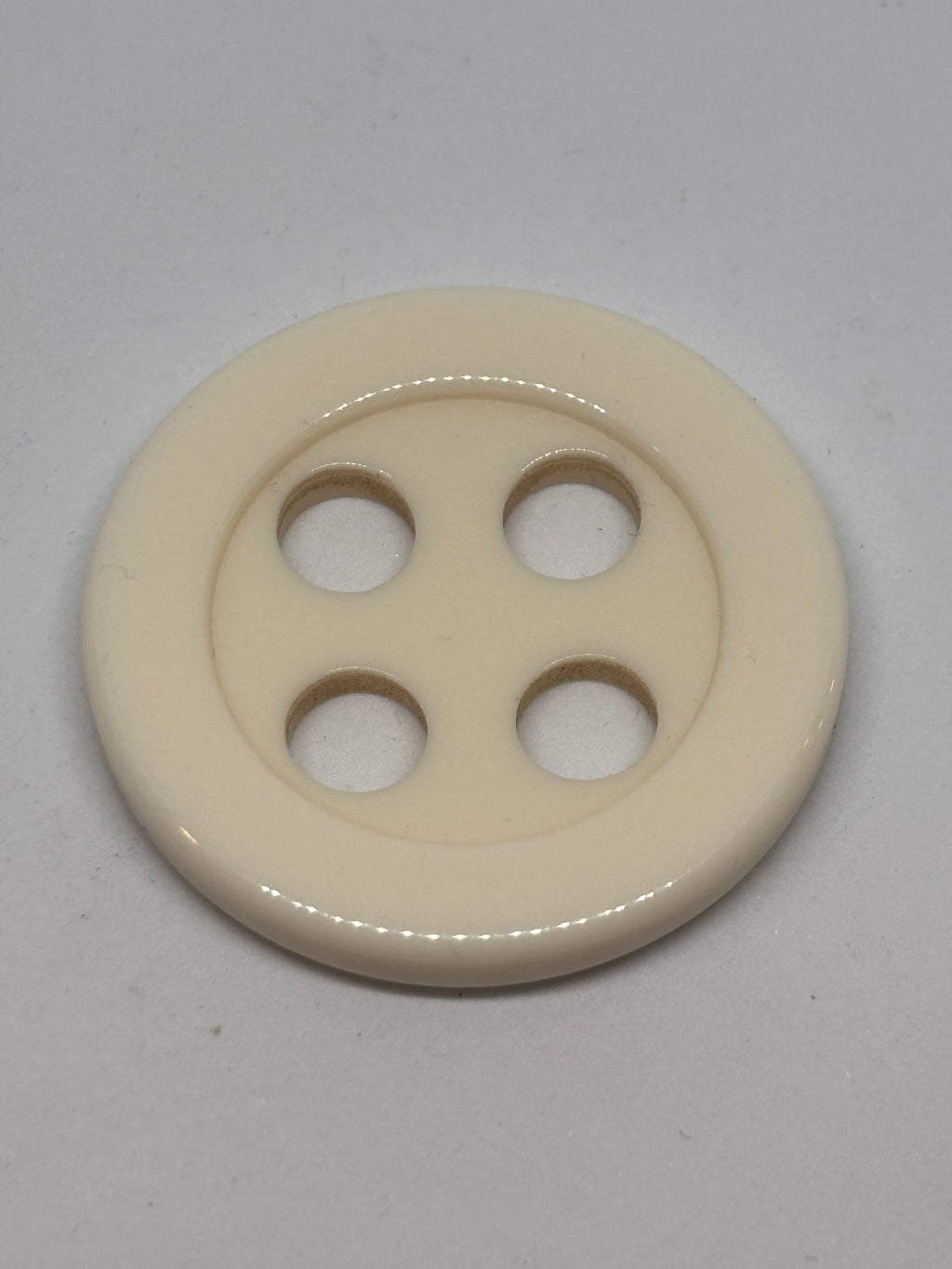 Botones de poliéster asequibles, boton de poliéster de 4 agujeros en color blanco. Button