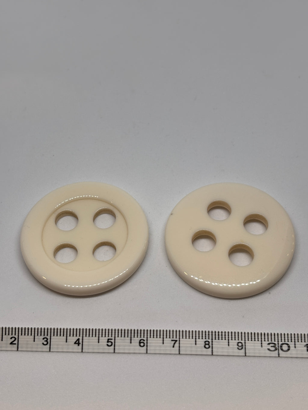 Botones de poliéster asequibles, boton de poliéster de 4 agujeros en color blanco. Button