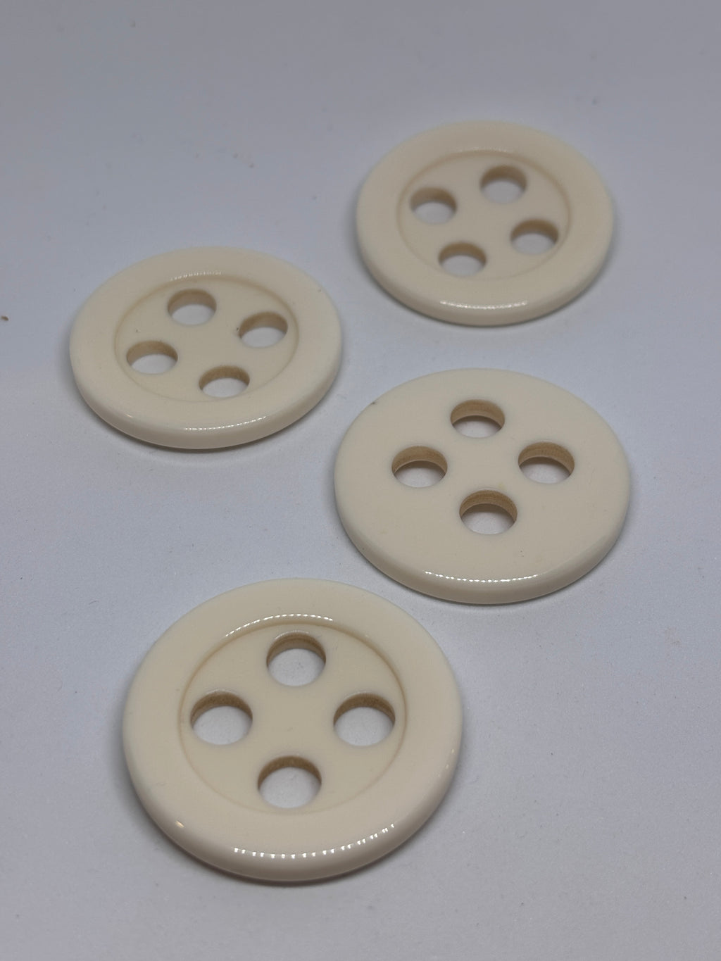 Botones de poliéster asequibles, boton de poliéster de 4 agujeros en color blanco. Button