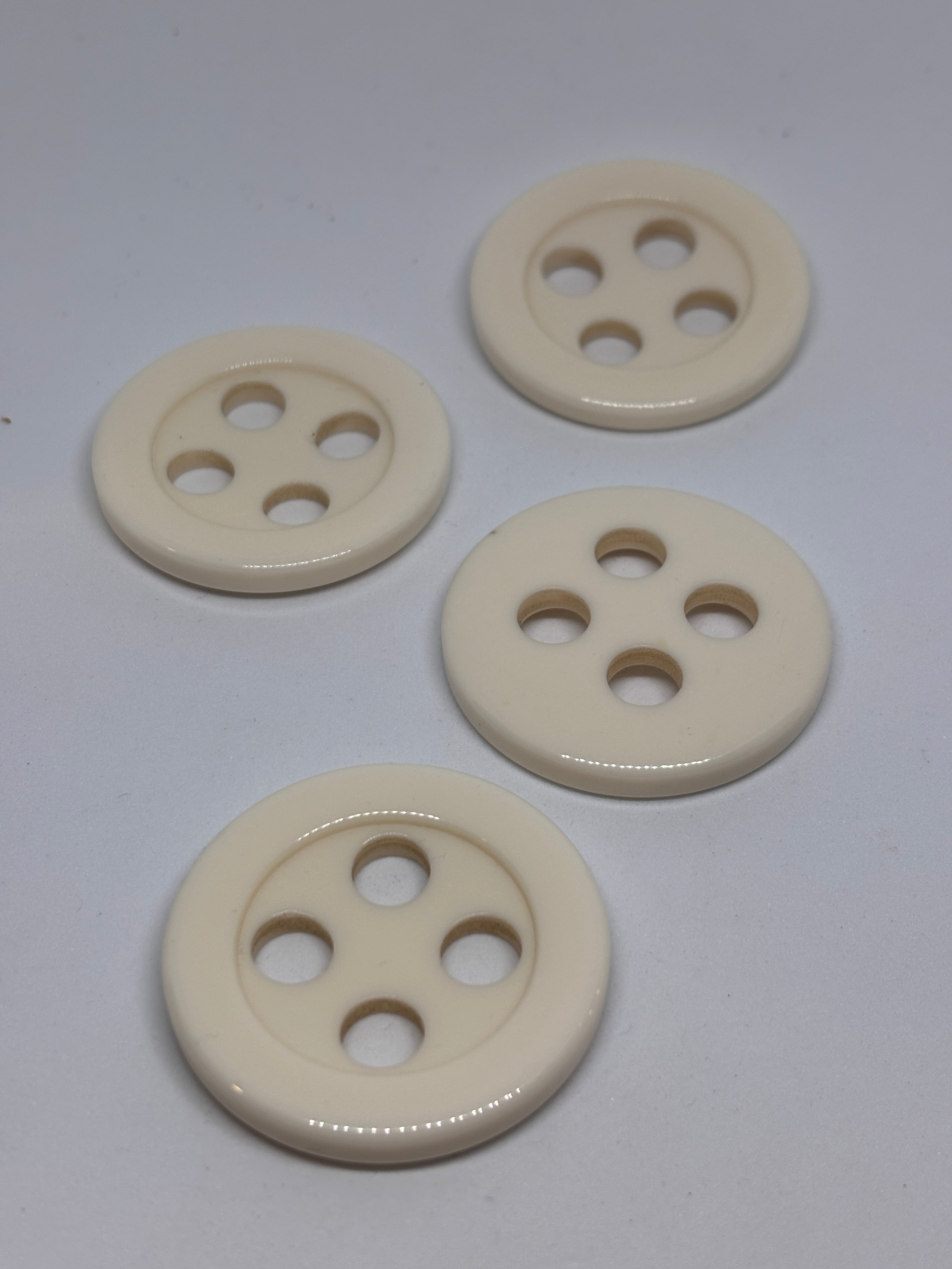 Botones de poliéster asequibles, boton de poliéster de 4 agujeros en color blanco. Button