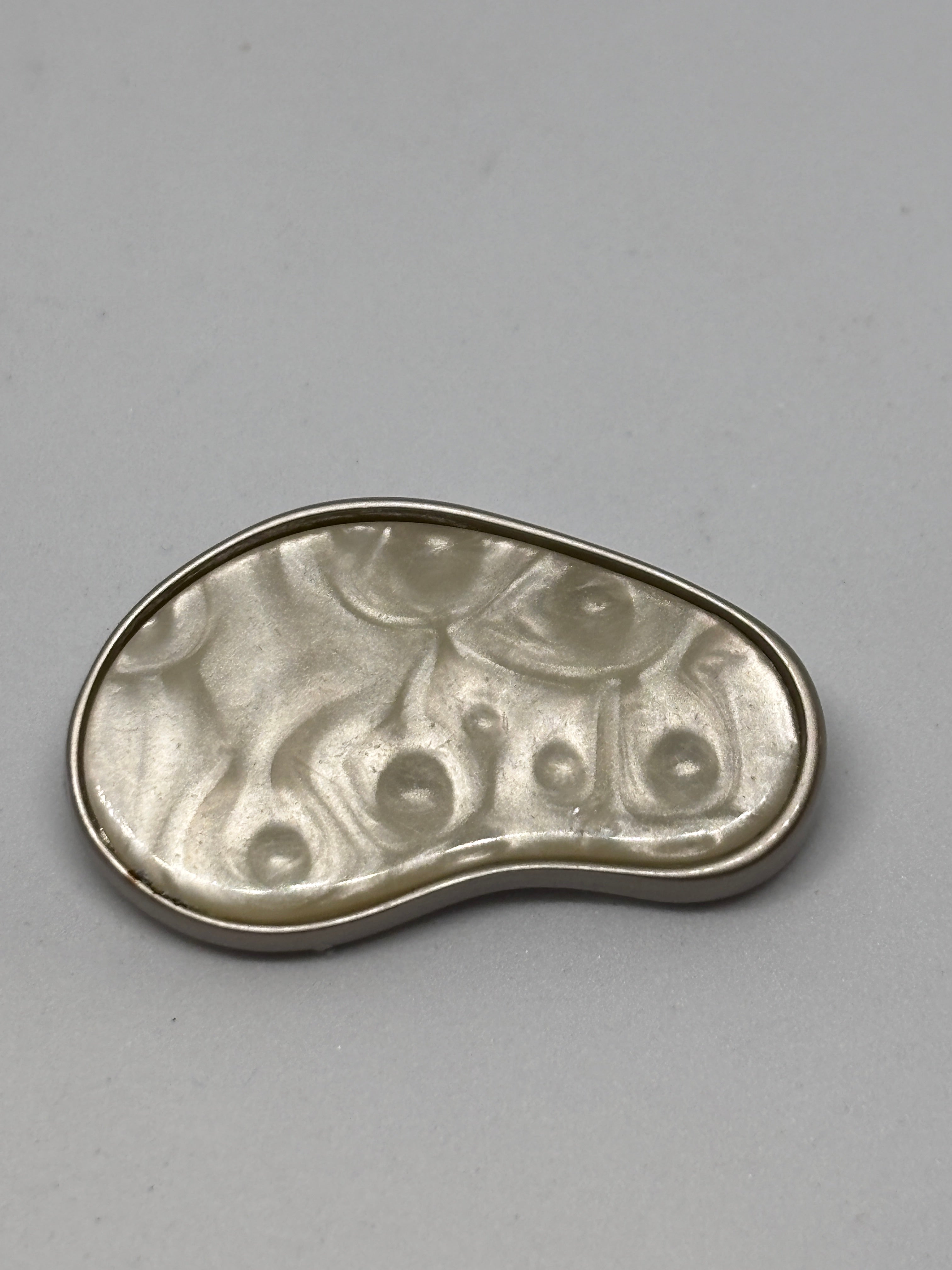 Button F956 38mm metal button in silver color, seen from three angles. boton