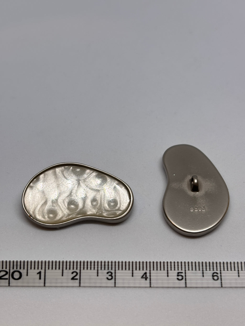 Button F956 38mm metal button in silver color, seen from three angles. boton
