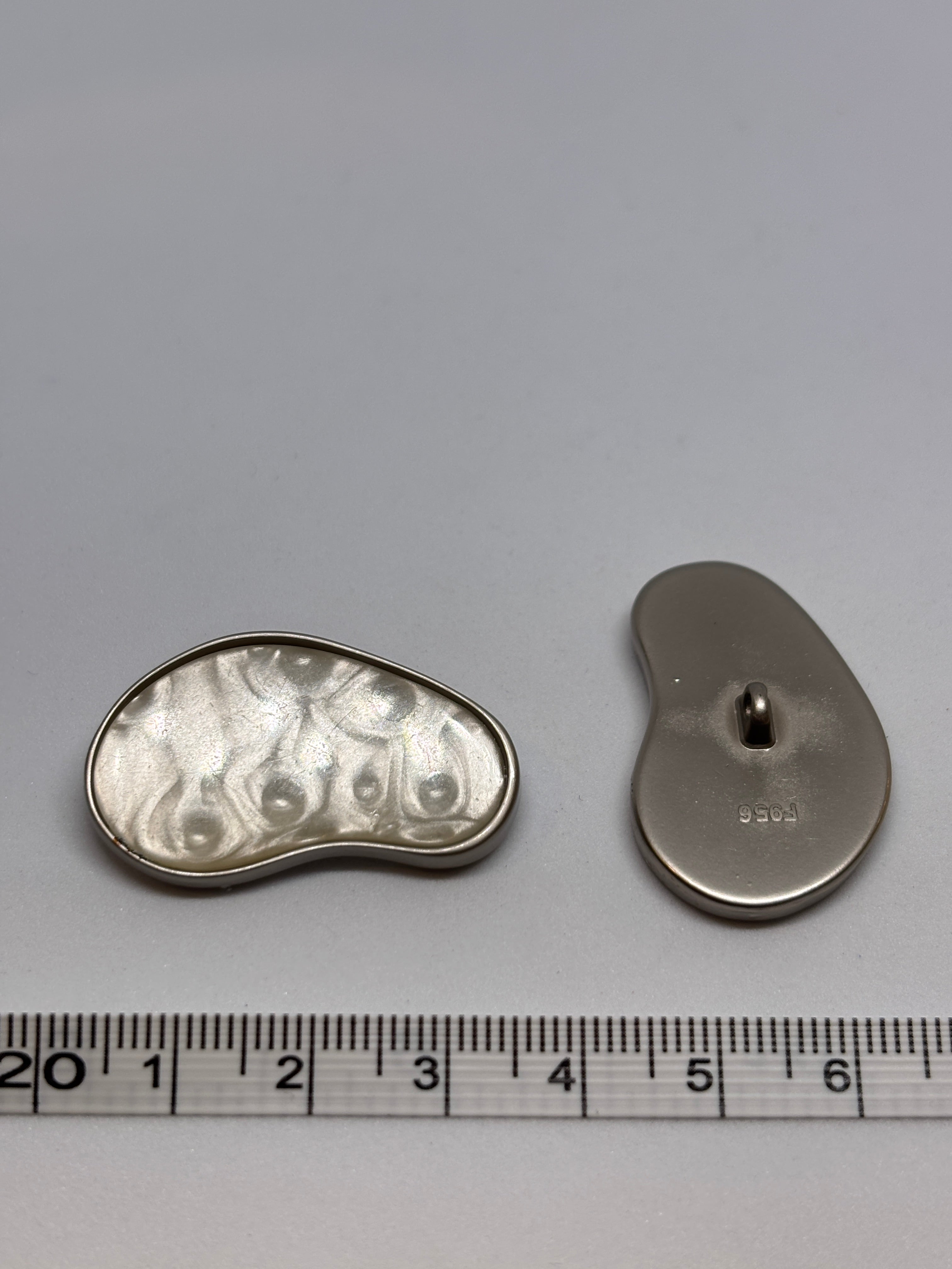 Button F956 38mm metal button in silver color, seen from three angles. boton