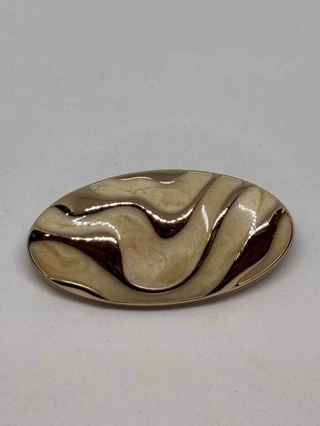 Button F959 - 38mm(60") - Shank button with metal body and wavy pattern, perfect for embellishing garments. boton