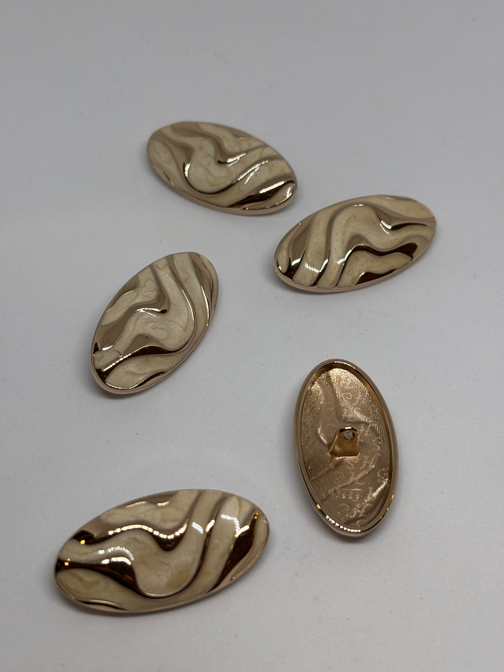 Button F959 - 38mm(60") - Shank button with metal body and wavy pattern, perfect for embellishing garments. boton