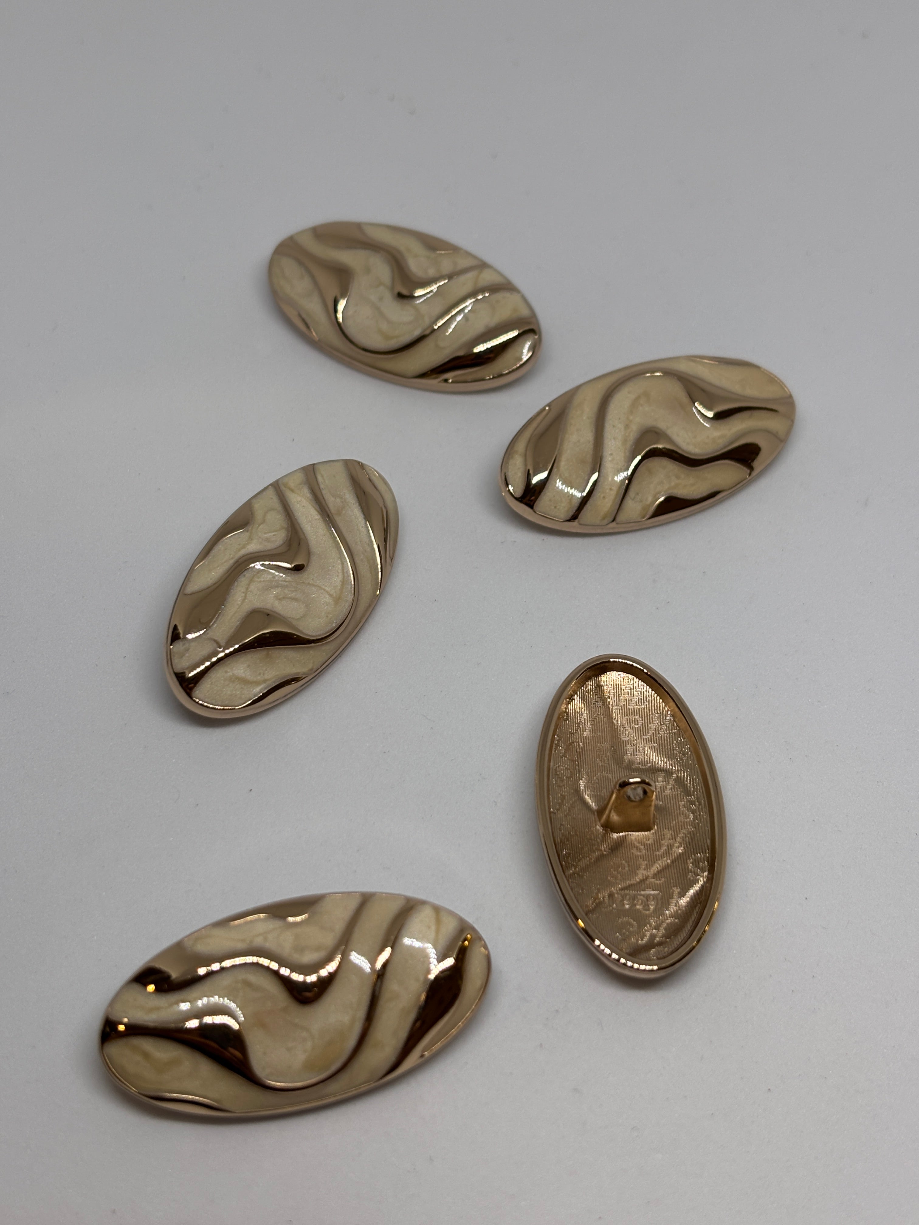 Button F959 - 38mm(60") - Shank button with metal body and wavy pattern, perfect for embellishing garments. boton