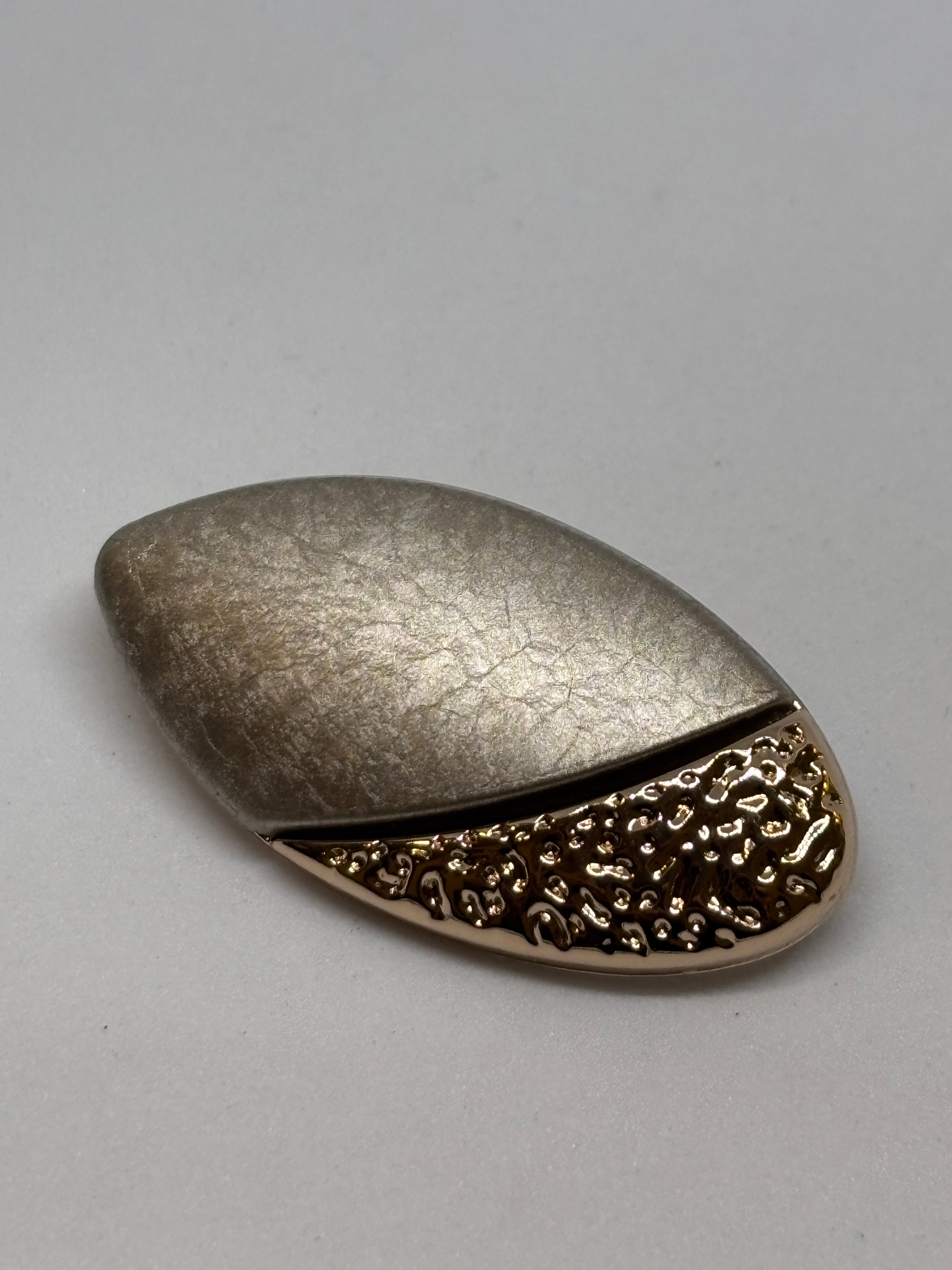 Button F959 - 38mm(60") - Shank button with metal body and wavy pattern, perfect for embellishing garments. boton